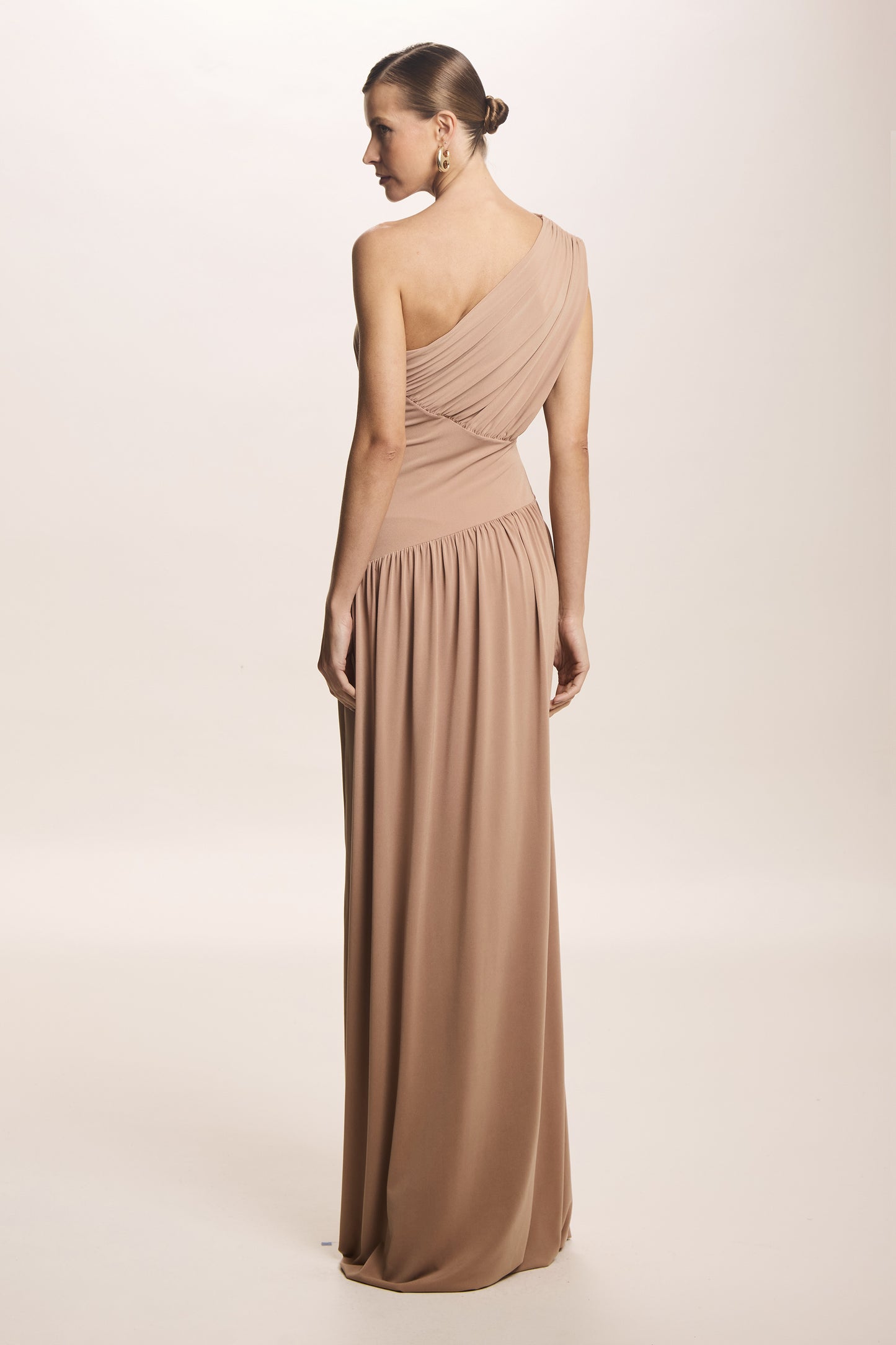 VESTIDO MIDI UM OMBRO BARRA  BALONE ASSIMETRICA CARAMELO