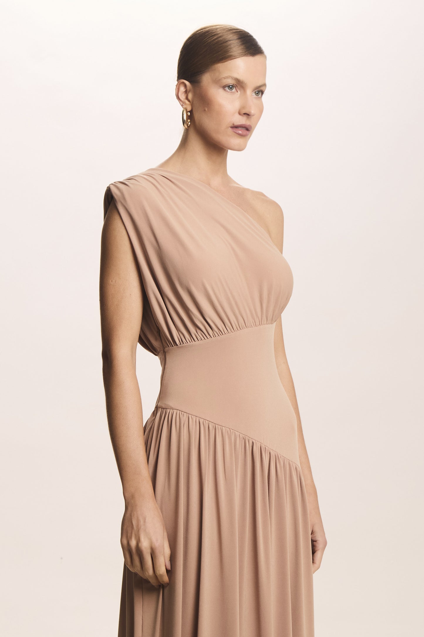 VESTIDO MIDI UM OMBRO BARRA  BALONE ASSIMETRICA CARAMELO