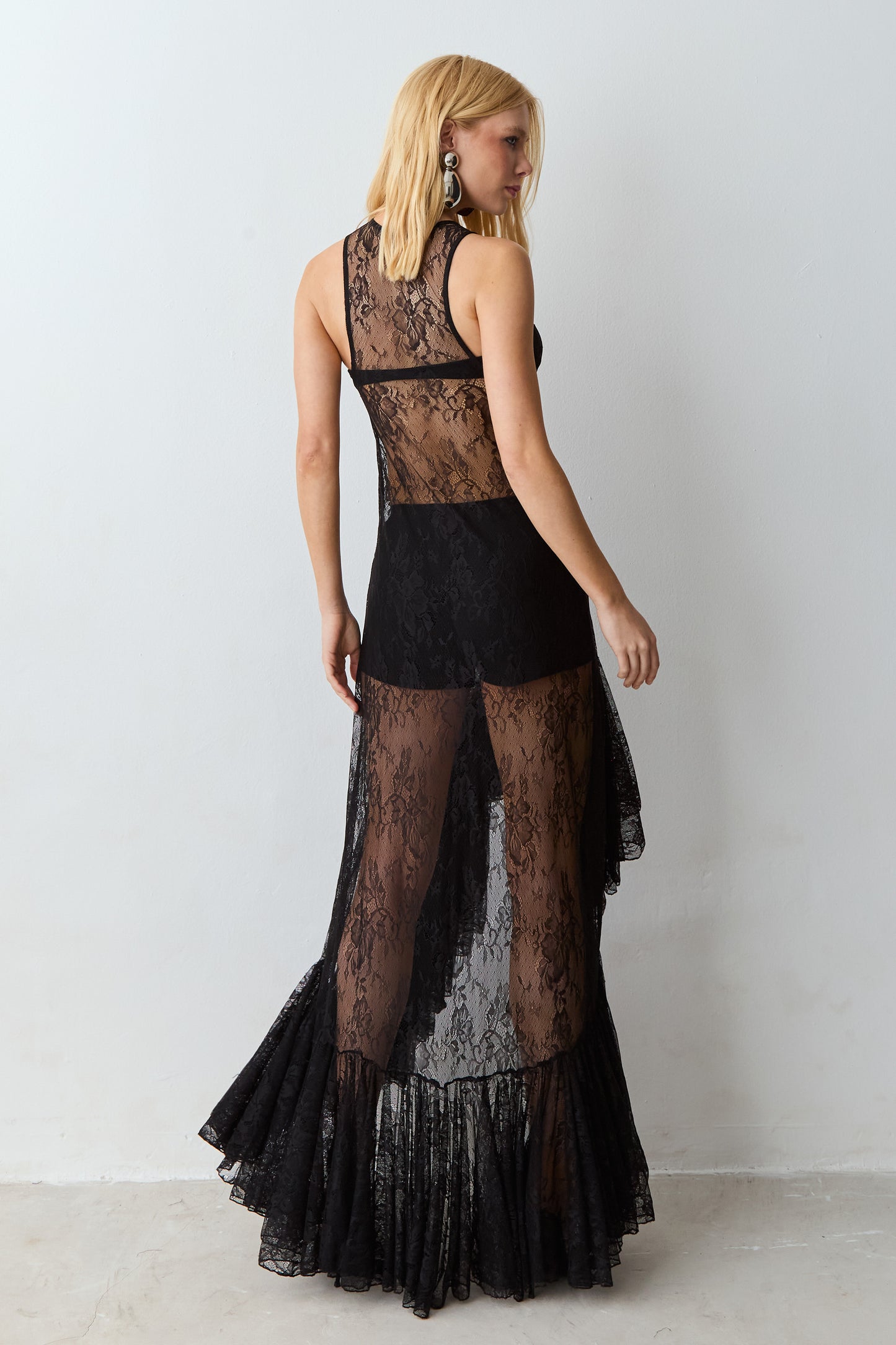 VESTIDO MIDI EM RENDA COM BARRA ASSIMETRIA VOLUMOSA PRETO