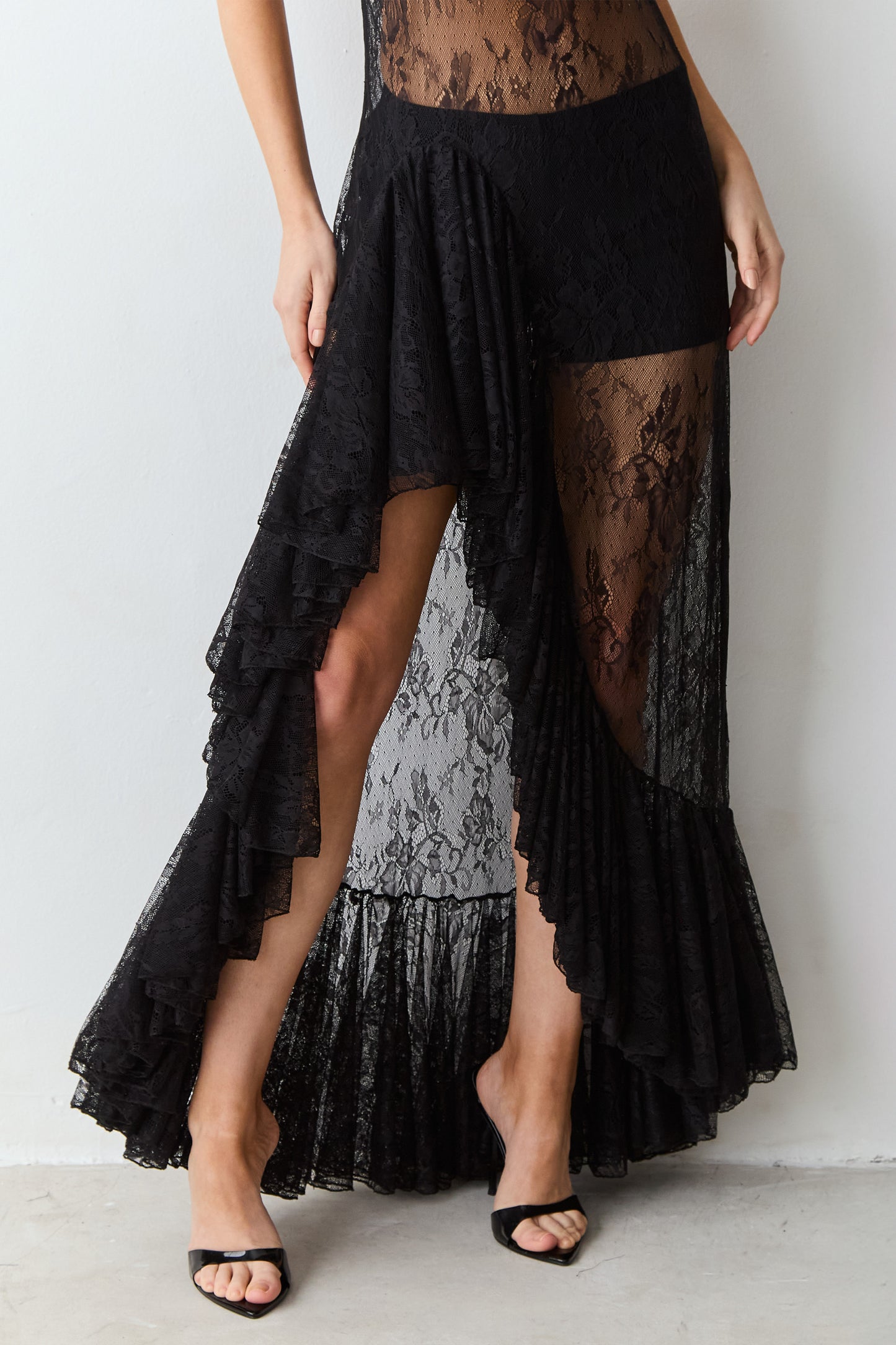 VESTIDO MIDI EM RENDA COM BARRA ASSIMETRIA VOLUMOSA PRETO