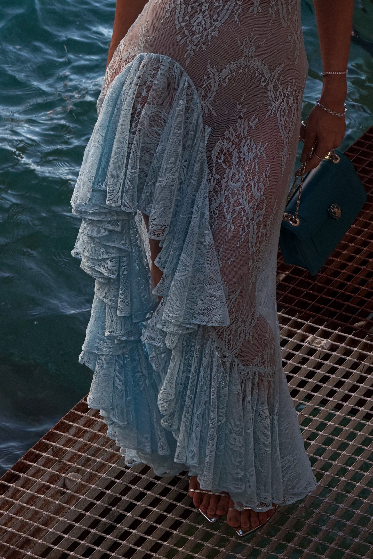 VESTIDO MIDI EM RENDA COM BARRA ASSIMETRIA VOLUMOSA AZUL OCEANO
