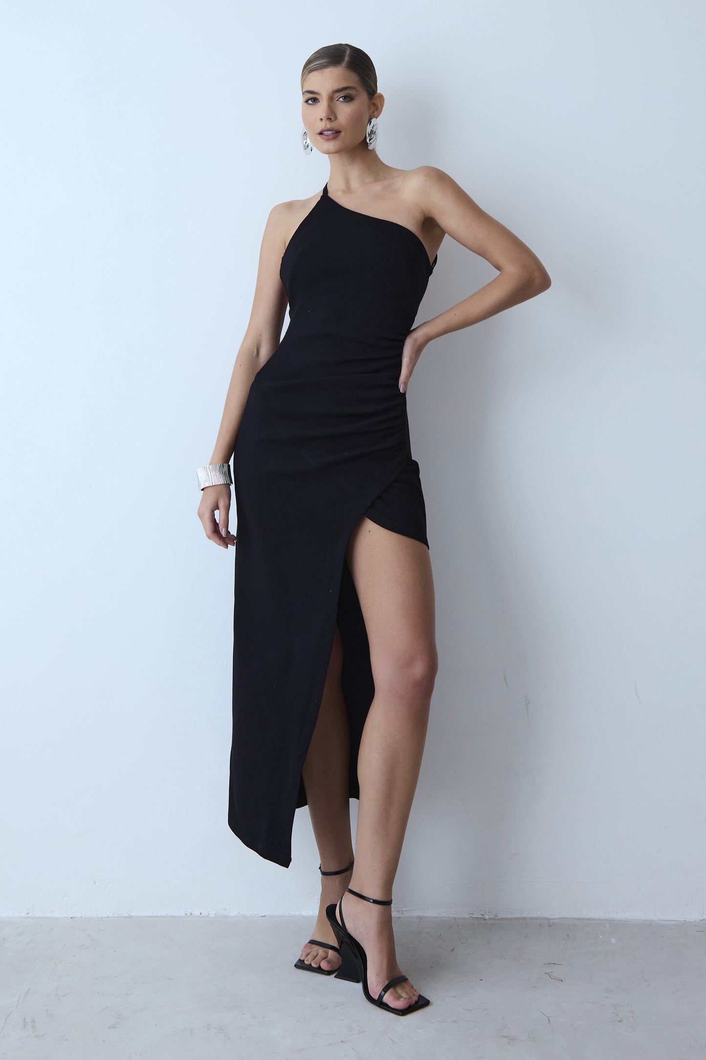 VESTIDO MIDI FRANZIDO LATERAL UM OMBRO FENDA PROFUNDA PRETO