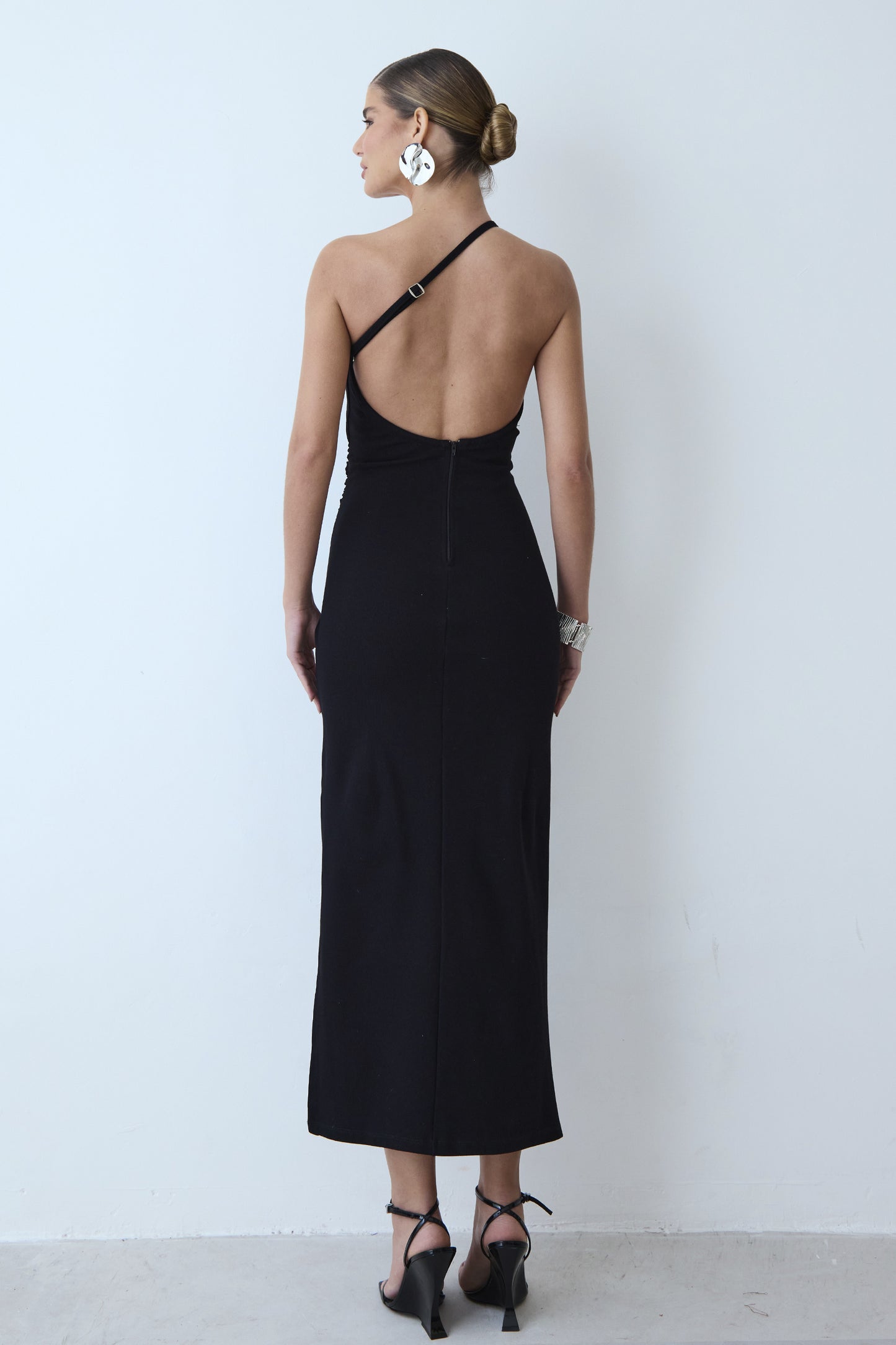 VESTIDO MIDI FRANZIDO LATERAL UM OMBRO FENDA PROFUNDA PRETO