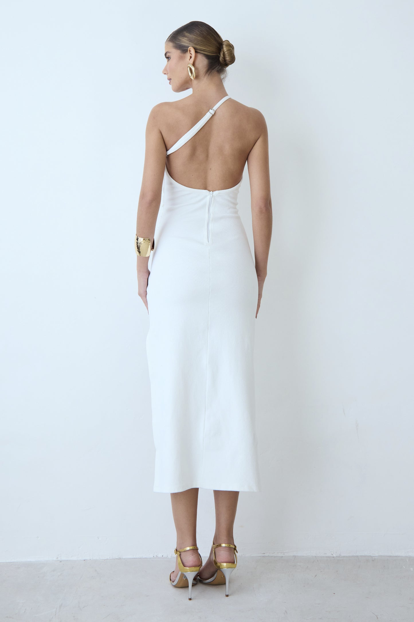 VESTIDO MIDI FRANZIDO LATERAL UM OMBRO FENDA PROFUNDA OFF WHITE
