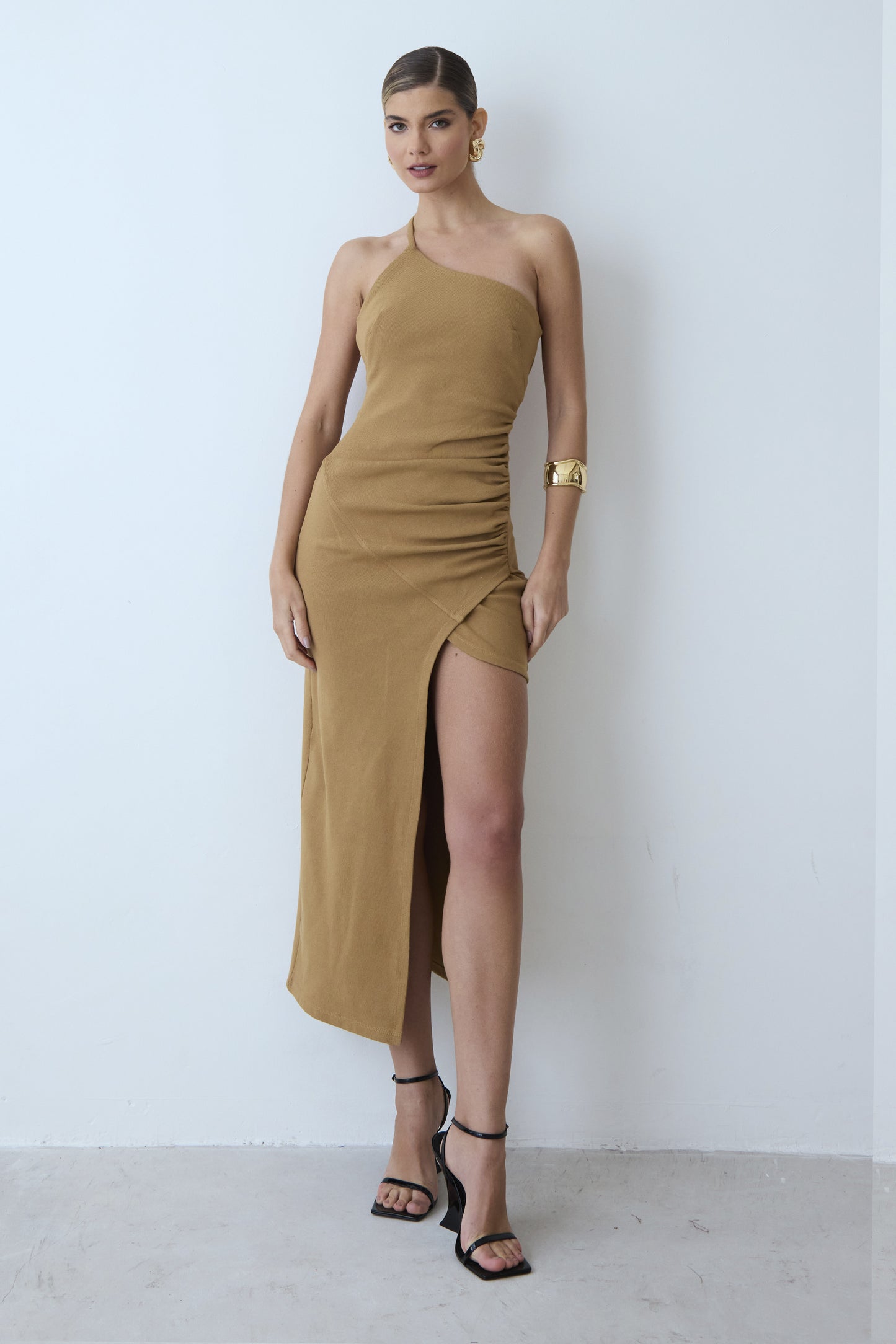 VESTIDO MIDI FRANZIDO LATERAL UM OMBRO FENDA PROFUNDA KAKI