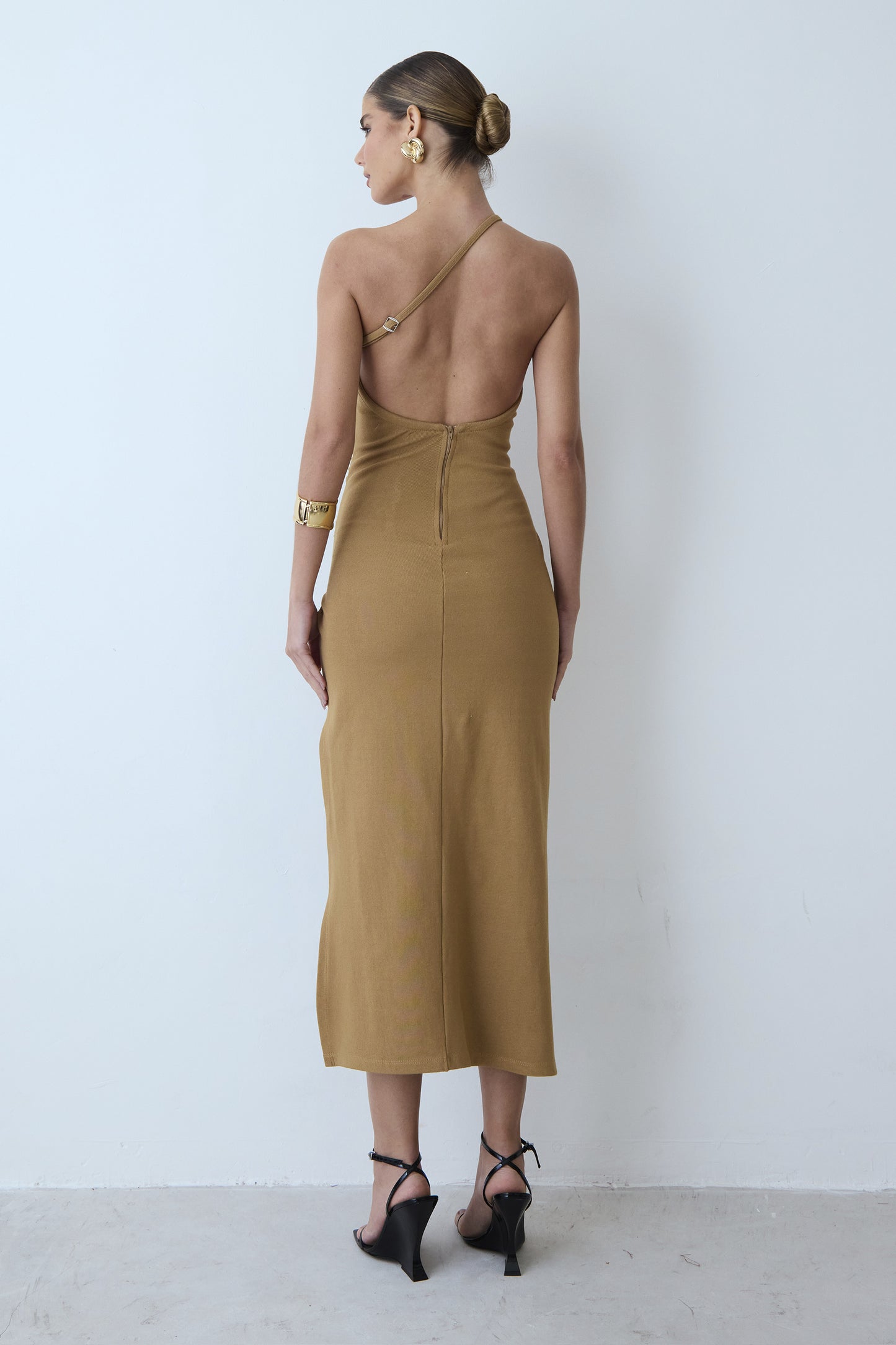 VESTIDO MIDI FRANZIDO LATERAL UM OMBRO FENDA PROFUNDA KAKI
