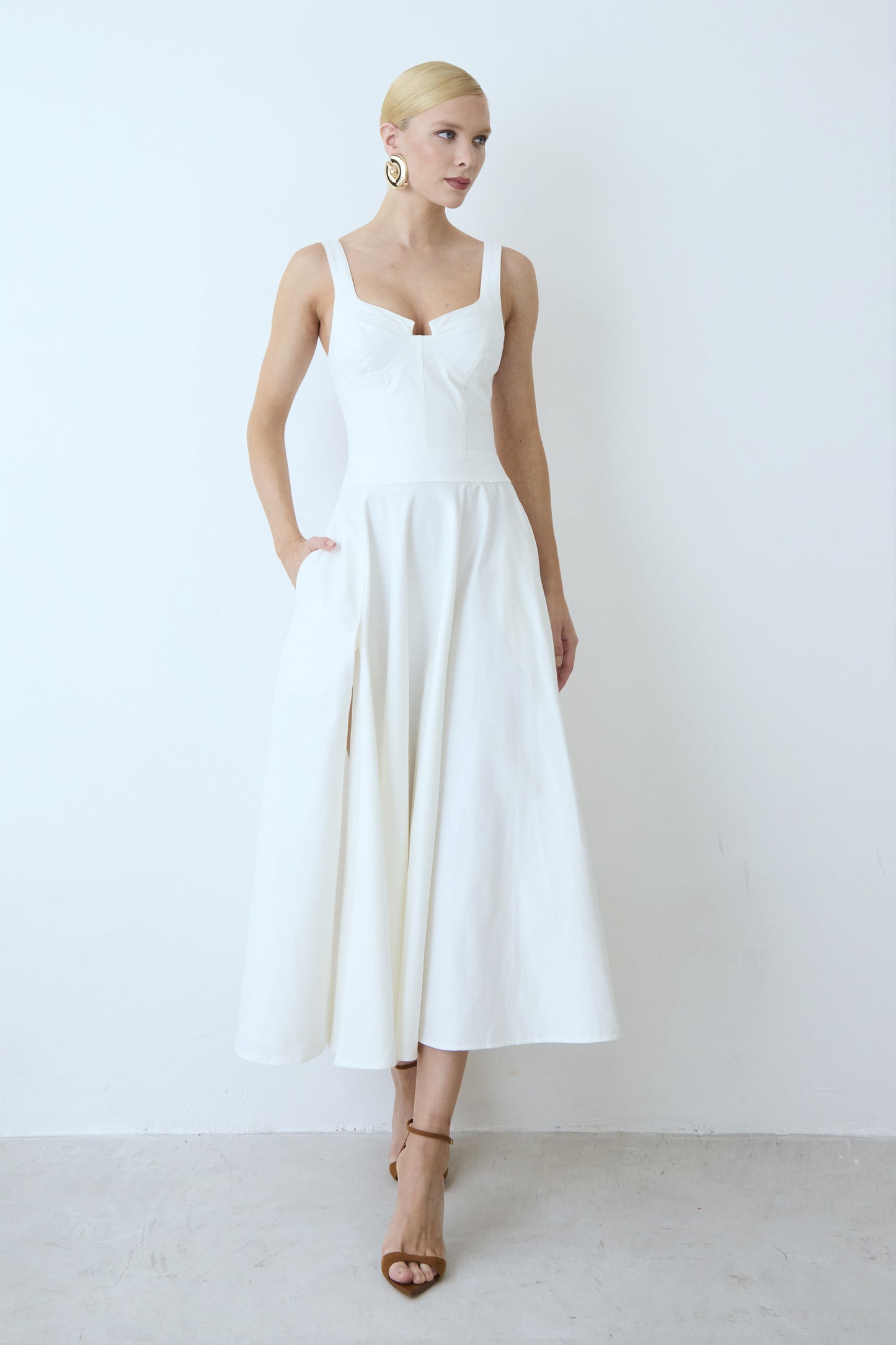 VESTIDO MIDI RECORTE NO BUSTO ACINTURADO BARRA AMPLA