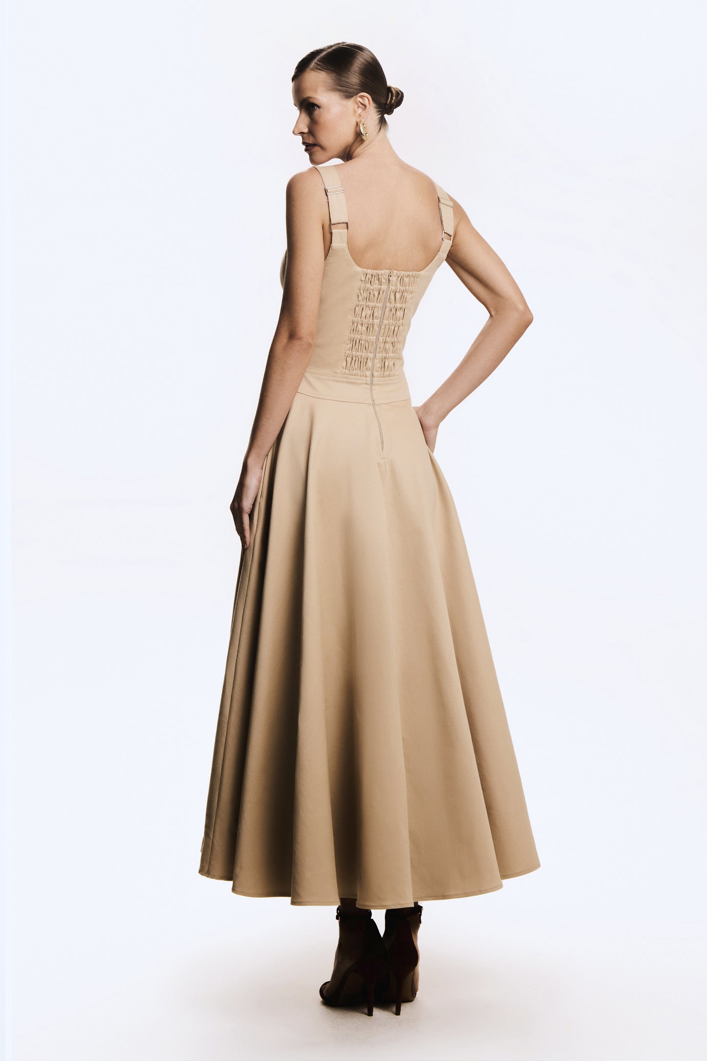 VESTIDO MIDI RECORTE NO BUSTO ACINTURADO BARRA AMPLA KAKI CLARO