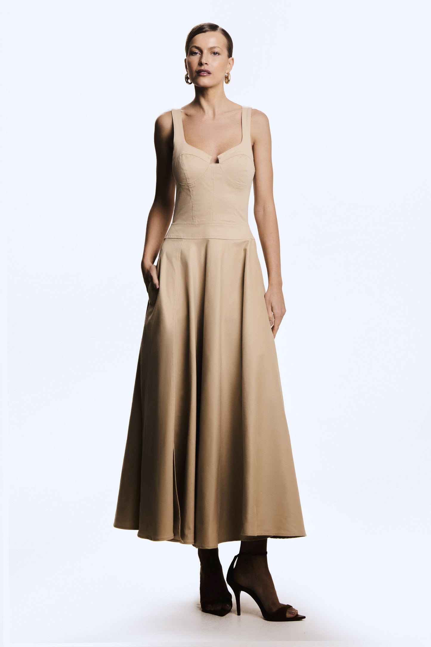 VESTIDO MIDI RECORTE NO BUSTO ACINTURADO BARRA AMPLA KAKI CLARO