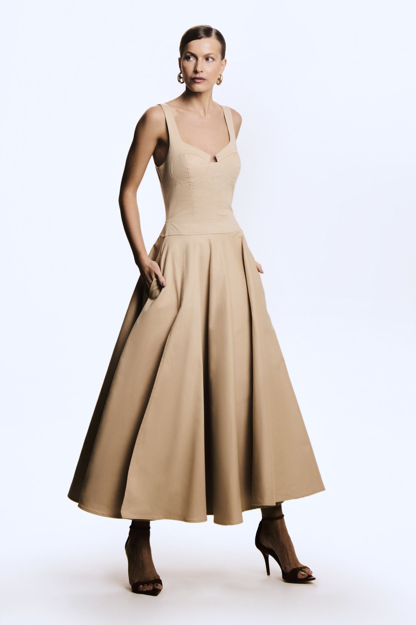 VESTIDO MIDI RECORTE NO BUSTO ACINTURADO BARRA AMPLA KAKI CLARO