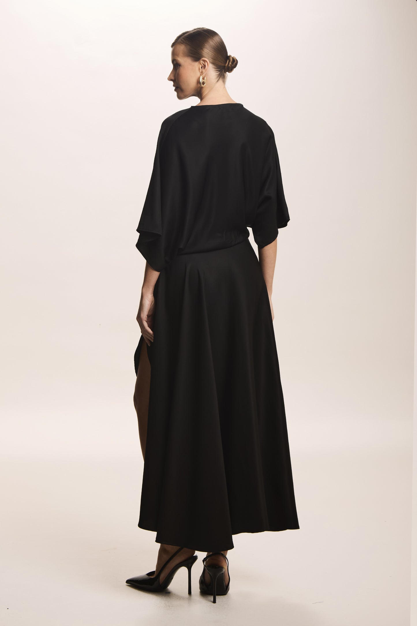 VESTIDO MIDI FLUIDO COM TRANSPASSE SAIA PRETO