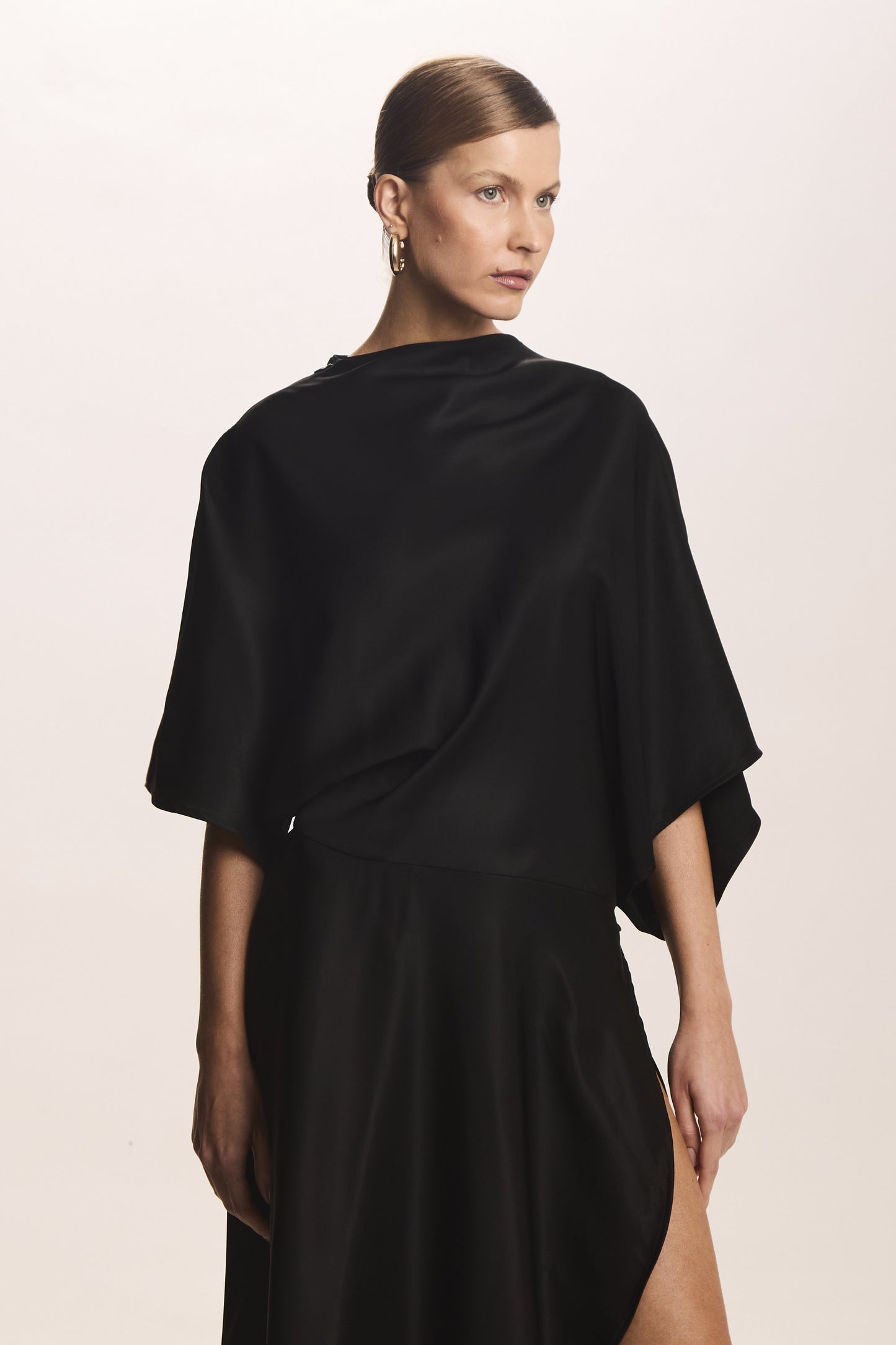 VESTIDO MIDI FLUIDO COM TRANSPASSE SAIA PRETO