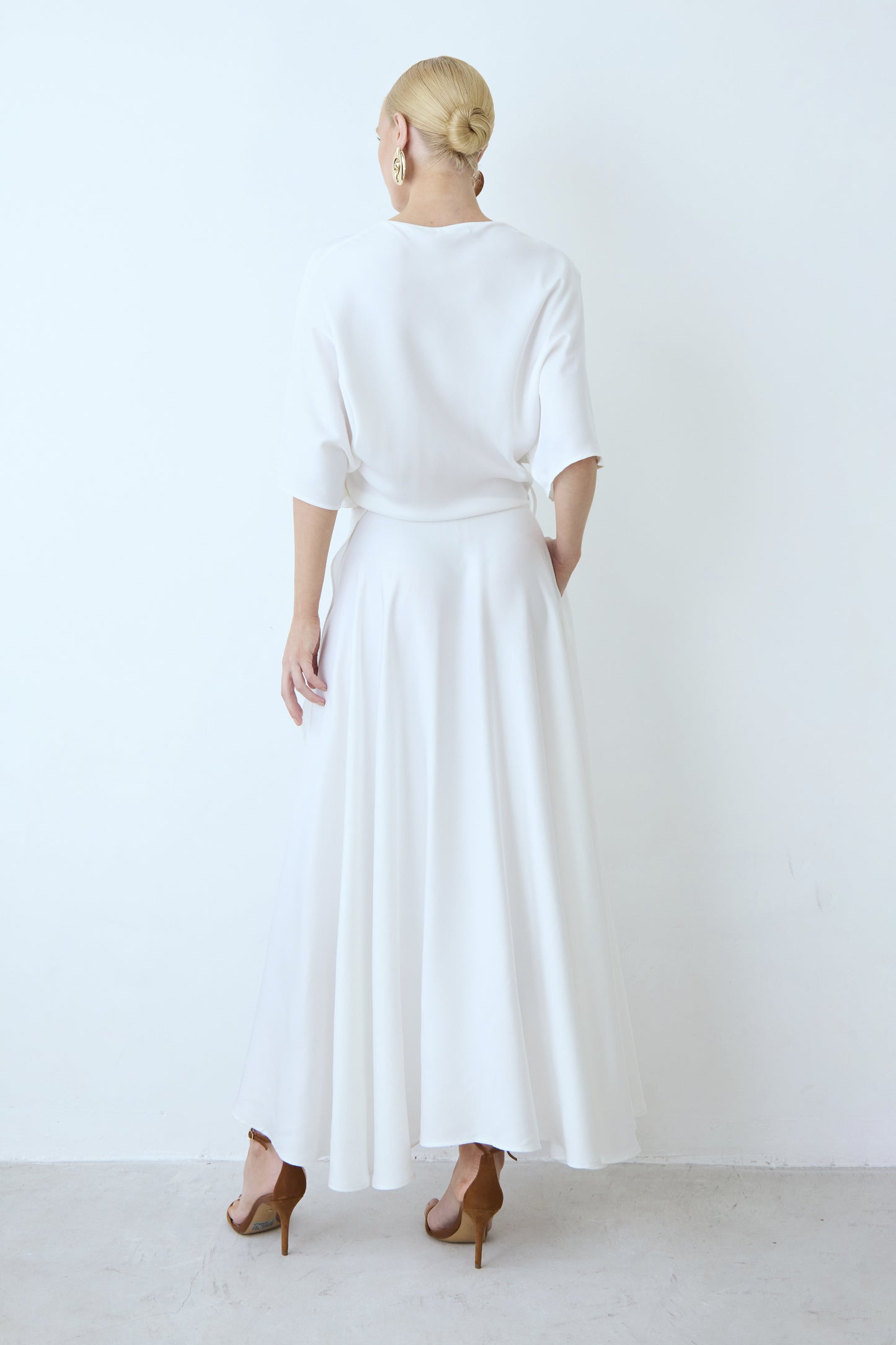 VESTIDO MIDI FLUIDO COM TRANSPASSE SAIA OFF WHITE