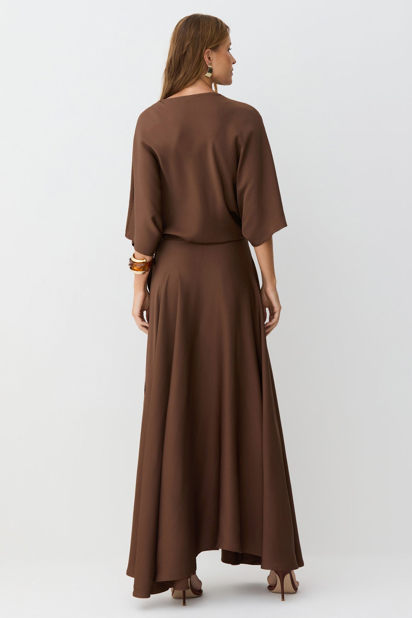 VESTIDO MIDI FLUIDO COM TRANSPASSE SAIA MARROM