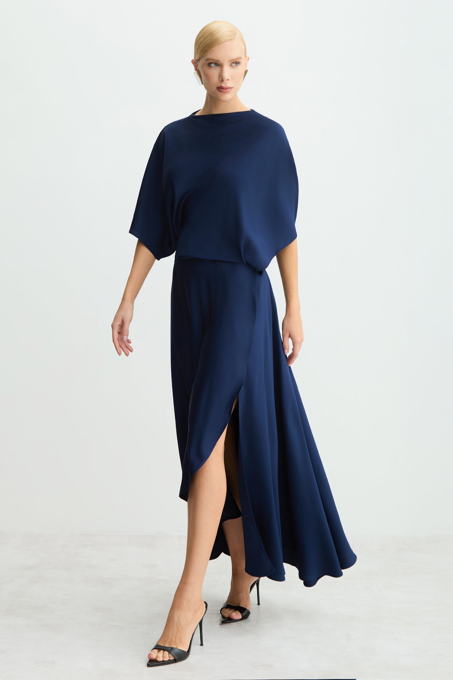 VESTIDO MIDI FLUIDO COM TRANSPASSE SAIA AZUL MARINHO