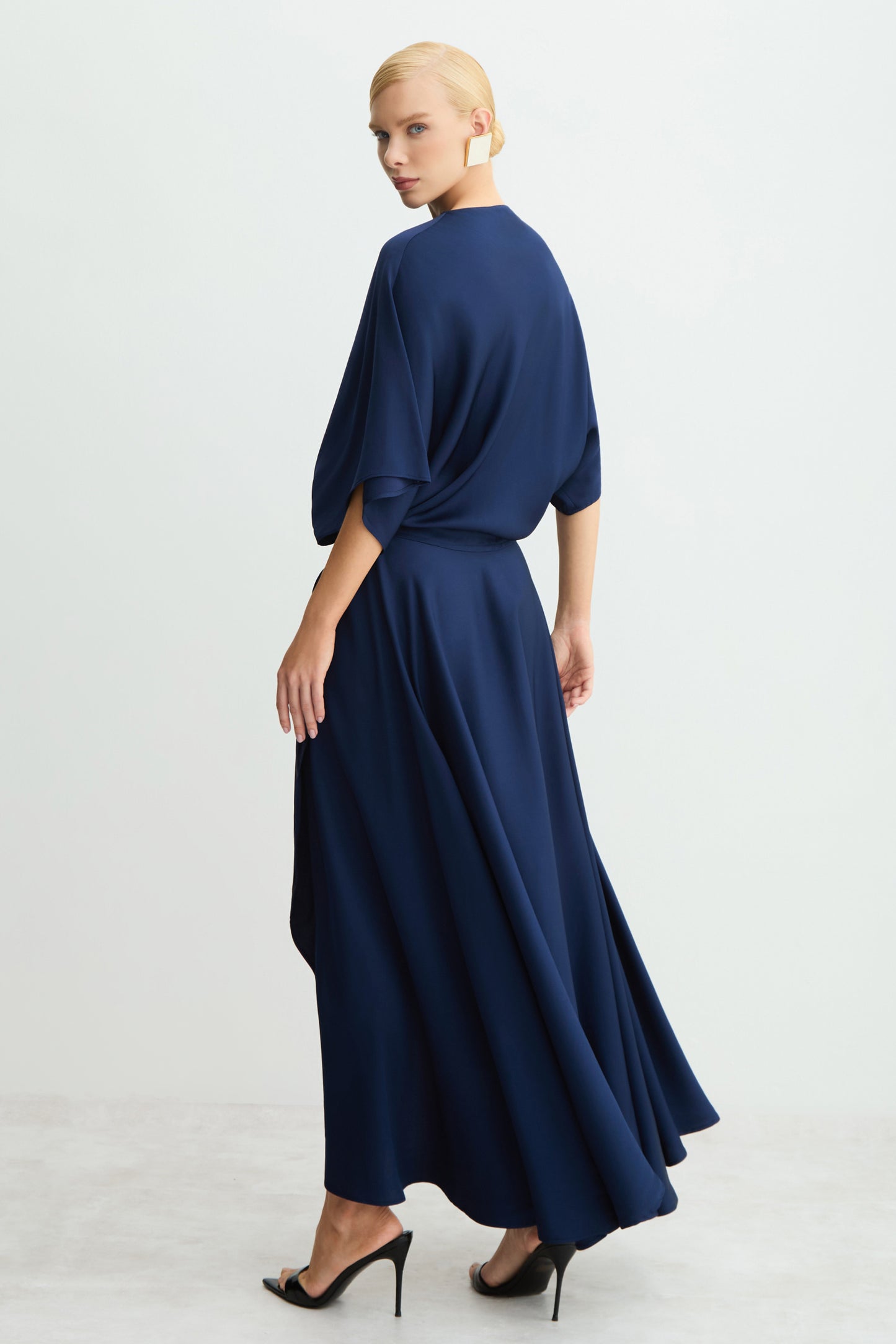 VESTIDO MIDI FLUIDO COM TRANSPASSE SAIA AZUL MARINHO