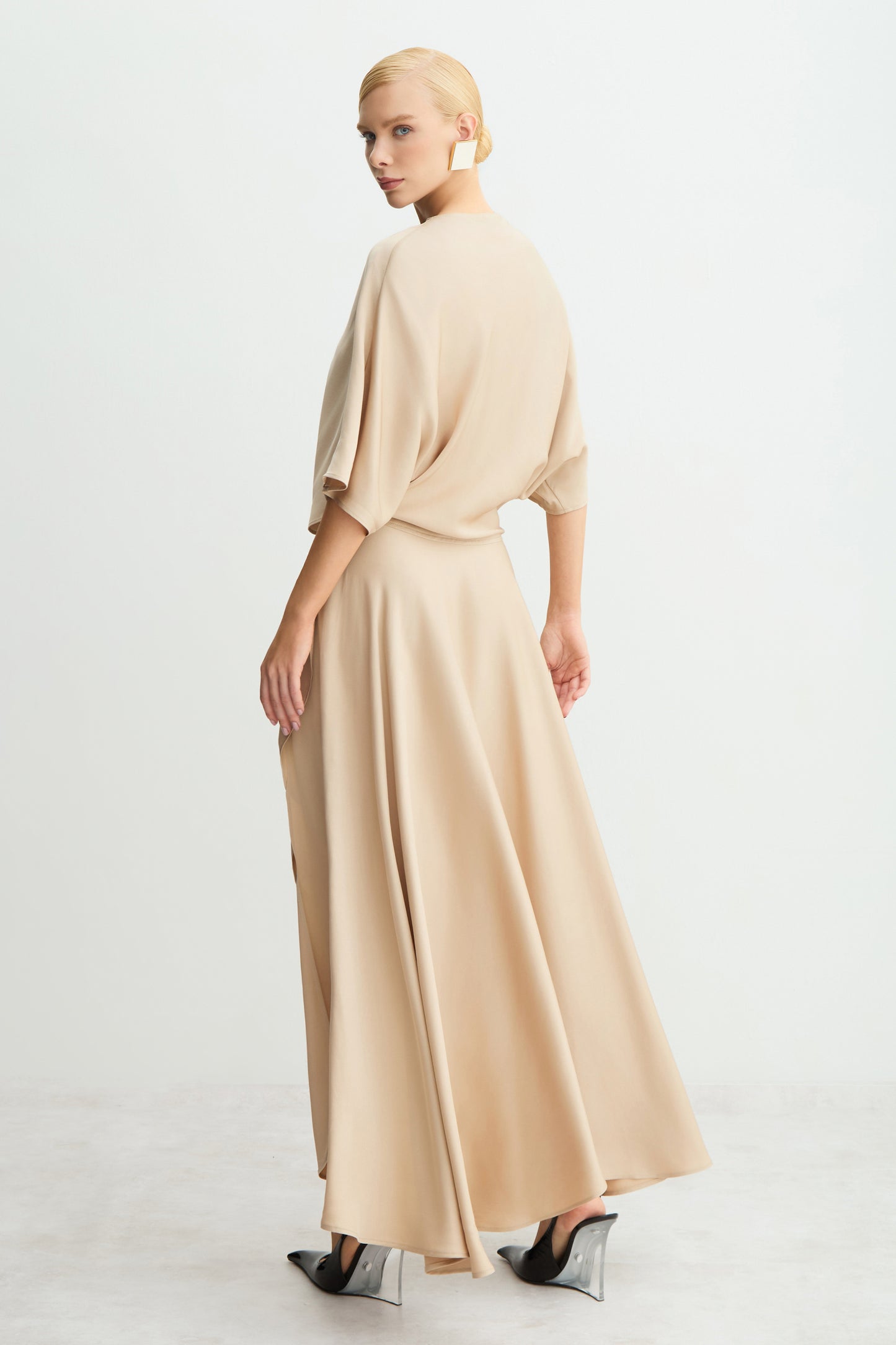 VESTIDO MIDI FLUIDO COM TRANSPASSE SAIA KAKI CLARO
