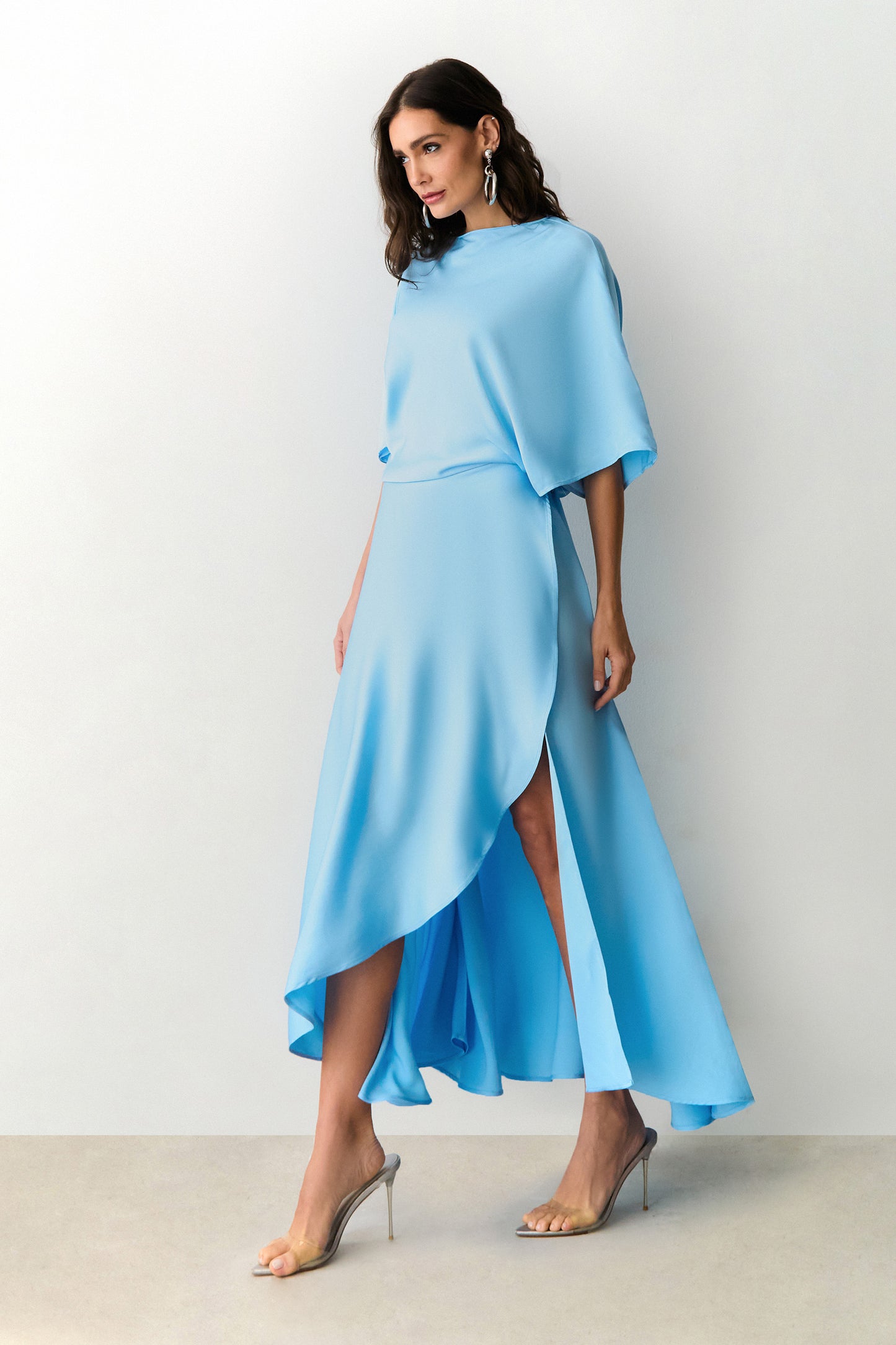 VESTIDO MIDI FLUIDO COM TRANSPASSE SAIA AZUL BEBE