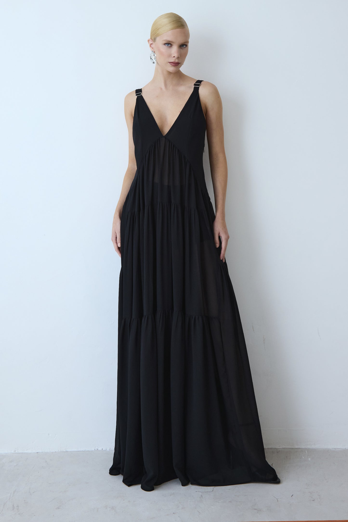 VESTIDO LONGO FLUIDO DECOTE V COM RECORTES FRANZIDOS PRETO