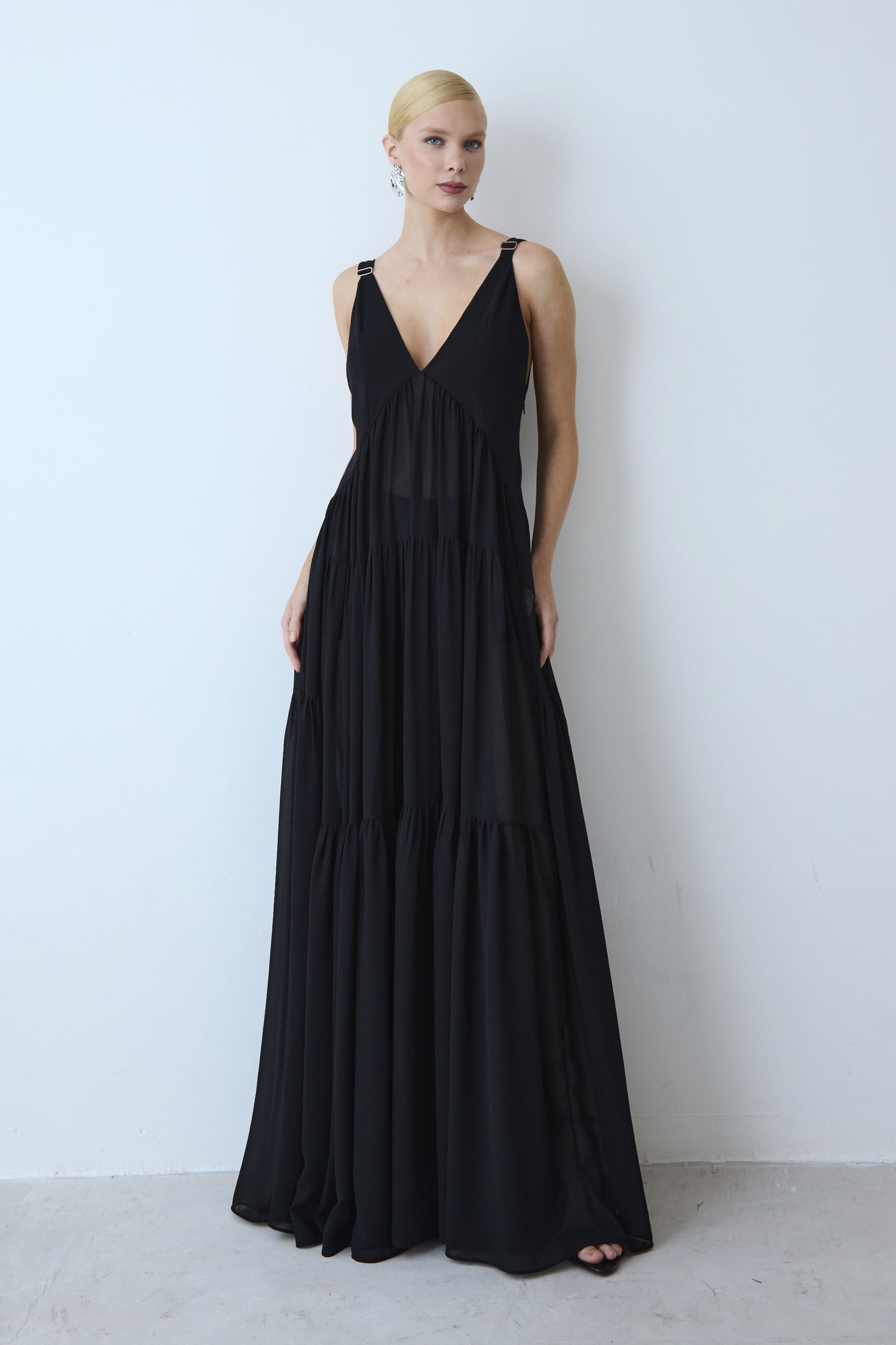 VESTIDO LONGO FLUIDO DECOTE V COM RECORTES FRANZIDOS PRETO