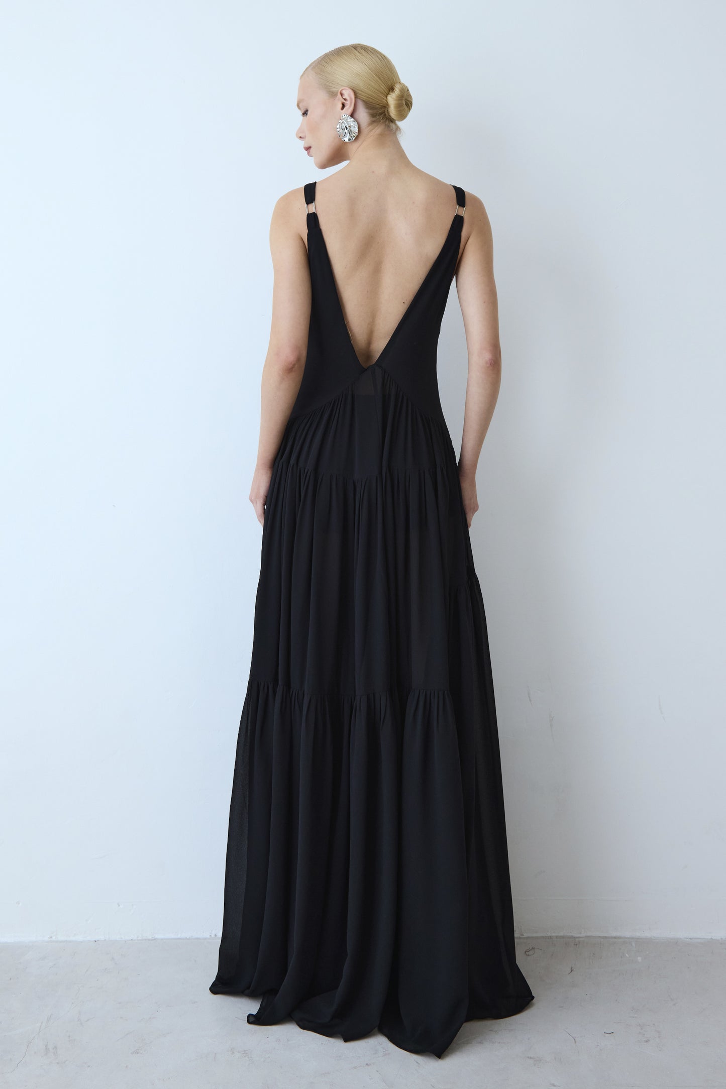 VESTIDO LONGO FLUIDO DECOTE V COM RECORTES FRANZIDOS PRETO