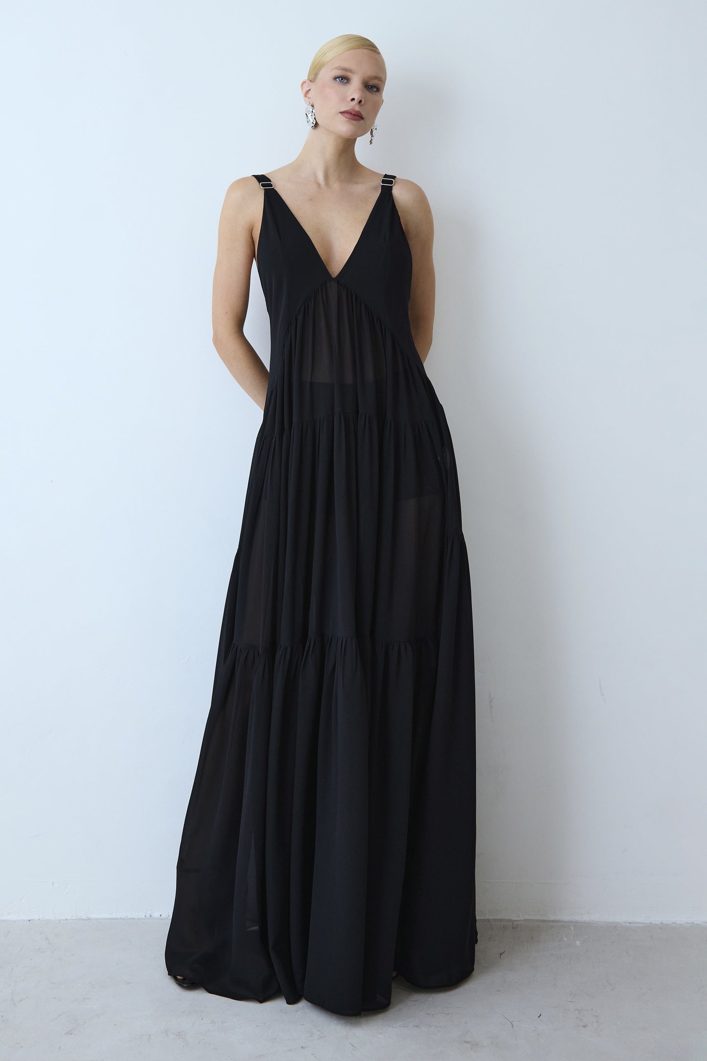 VESTIDO LONGO FLUIDO DECOTE V COM RECORTES FRANZIDOS PRETO