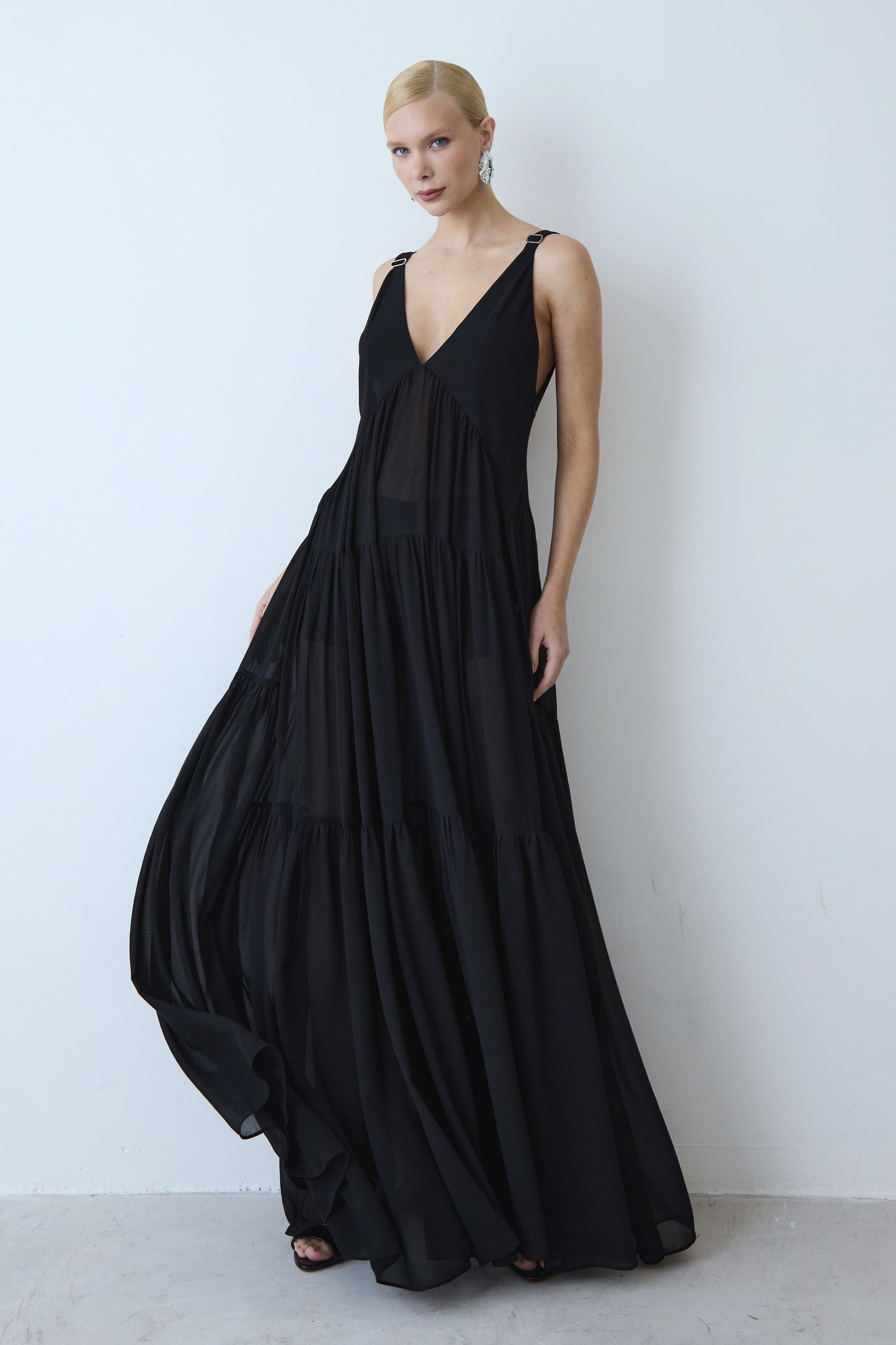 VESTIDO LONGO FLUIDO DECOTE V COM RECORTES FRANZIDOS PRETO