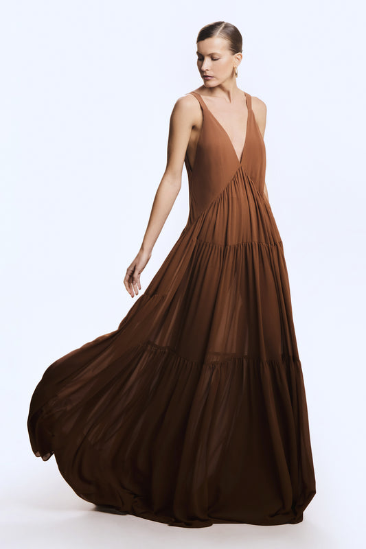 VESTIDO LONGO FLUIDO DECOTE V COM RECORTES FRANZIDOS MARROM CANELA