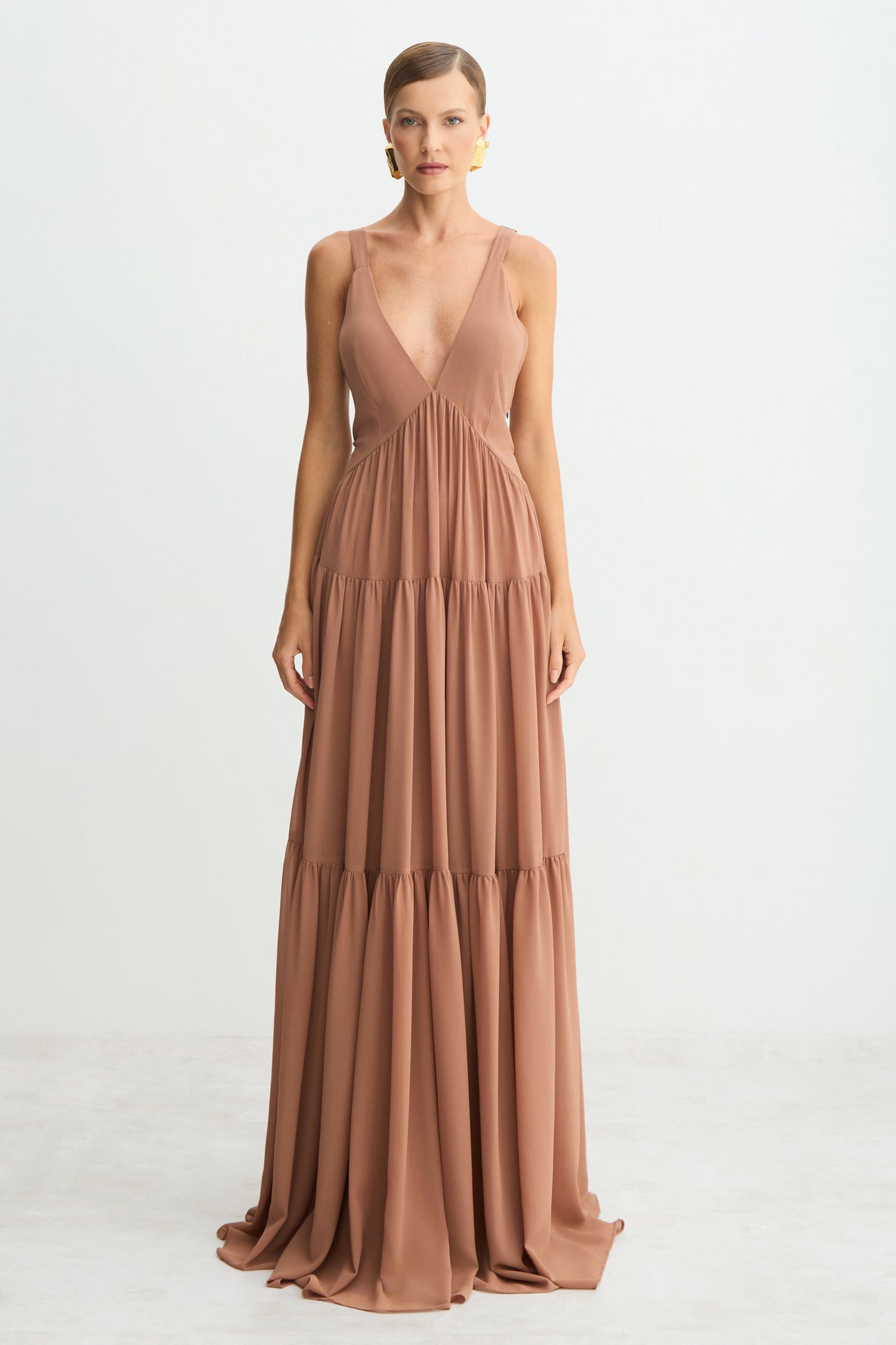 VESTIDO LONGO FLUIDO DECOTE V COM RECORTES FRANZIDOS CARAMELO