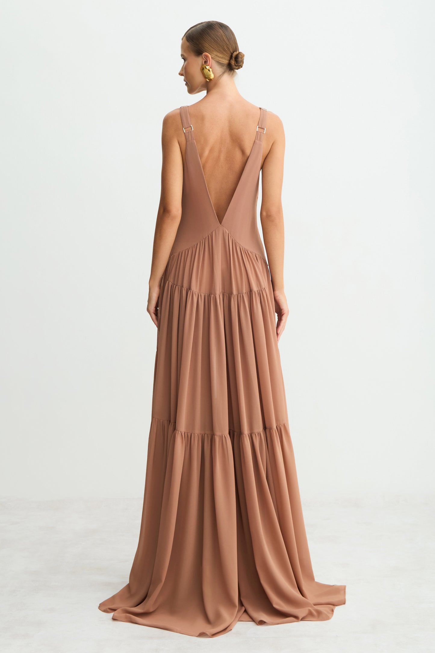 VESTIDO LONGO FLUIDO DECOTE V COM RECORTES FRANZIDOS CARAMELO