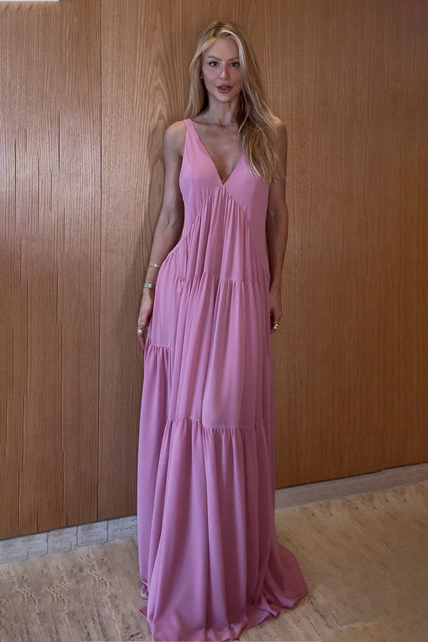 VESTIDO LONGO FLUIDO DECOTE V COM RECORTES FRANZIDOS ROSA AMARANTO