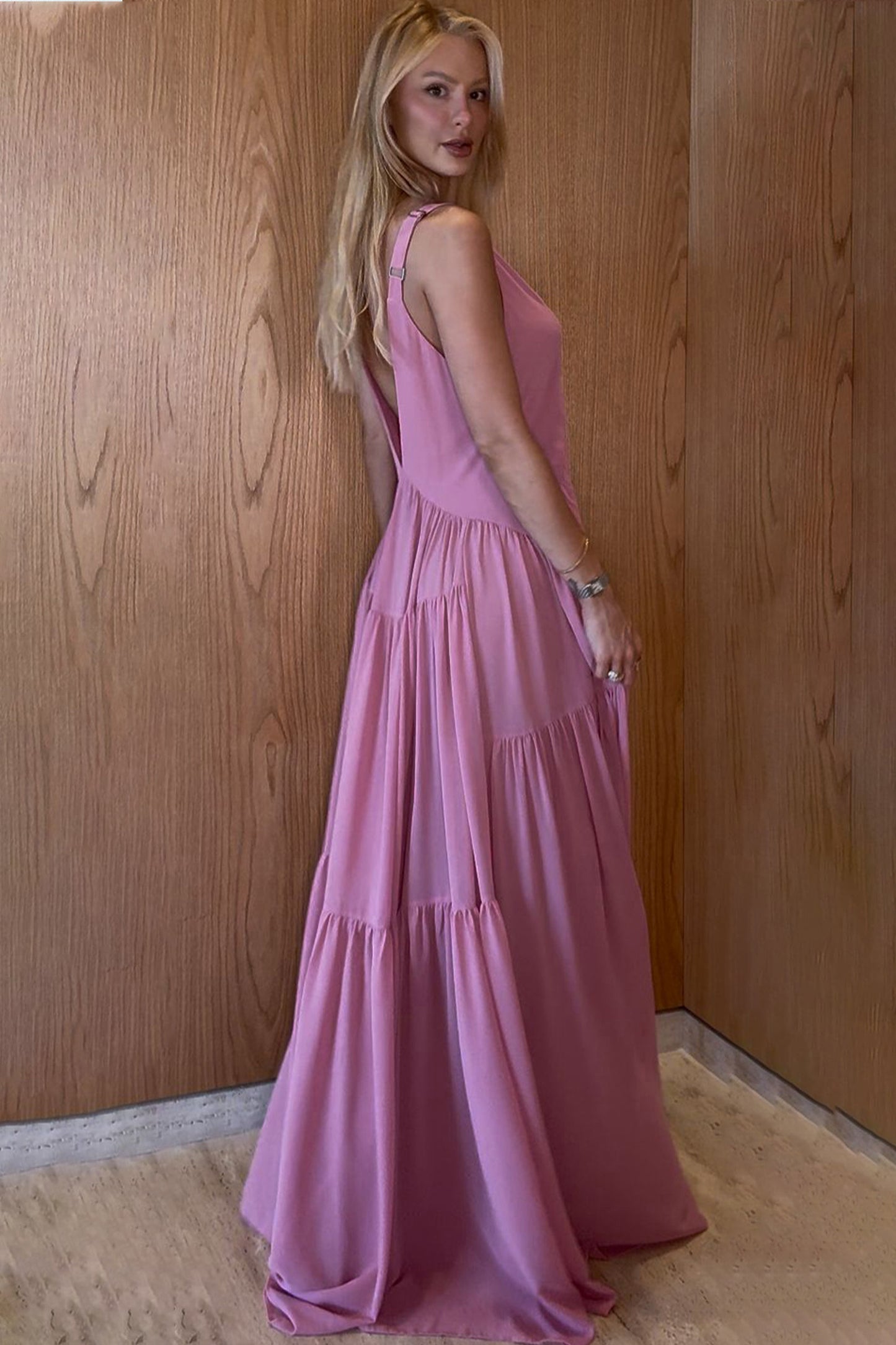 VESTIDO LONGO FLUIDO DECOTE V COM RECORTES FRANZIDOS ROSA AMARANTO