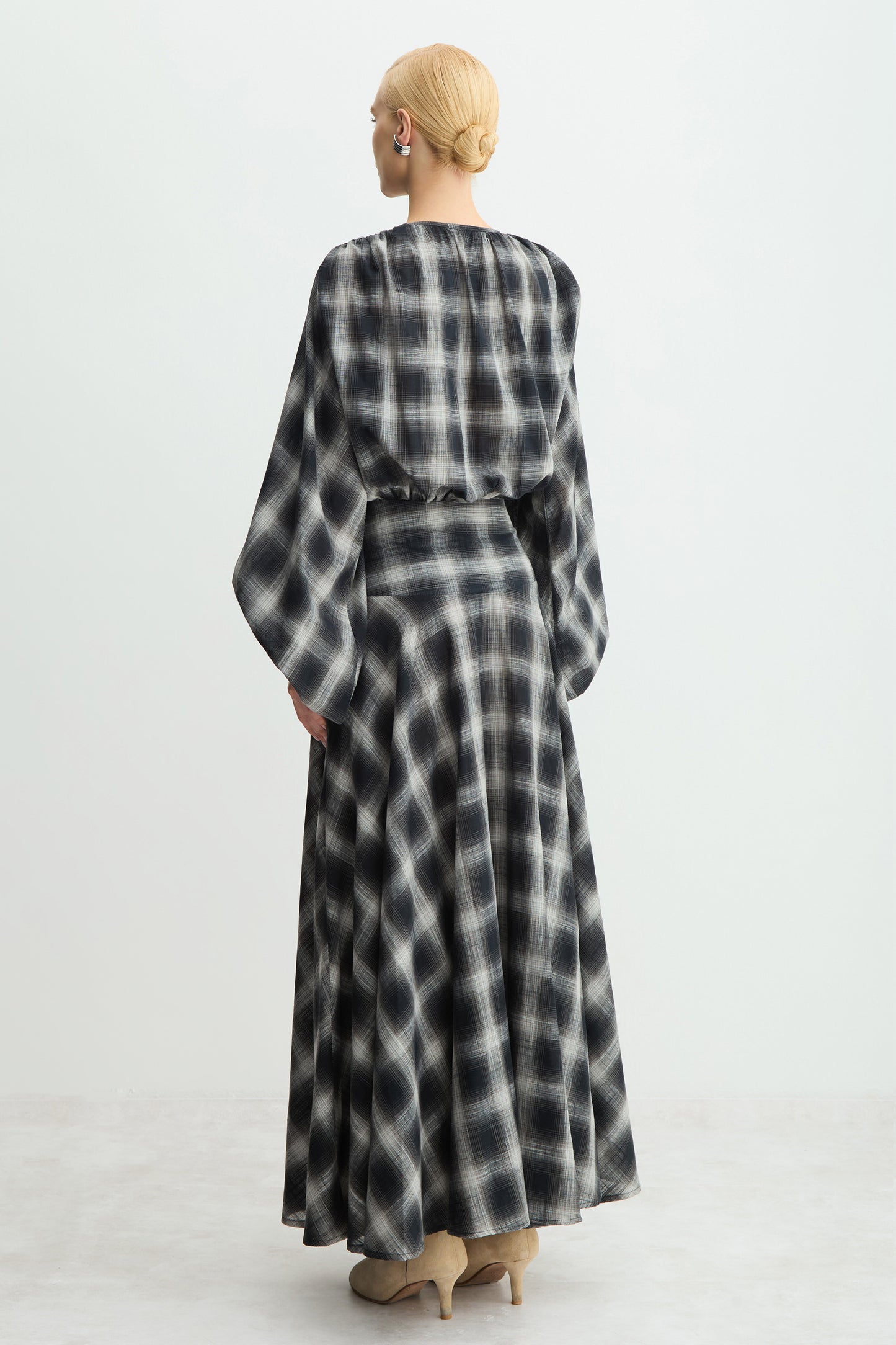 VESTIDO LONGO MANGAS BUFANTES COS LARGO BOTOES FRONTAL PRETO