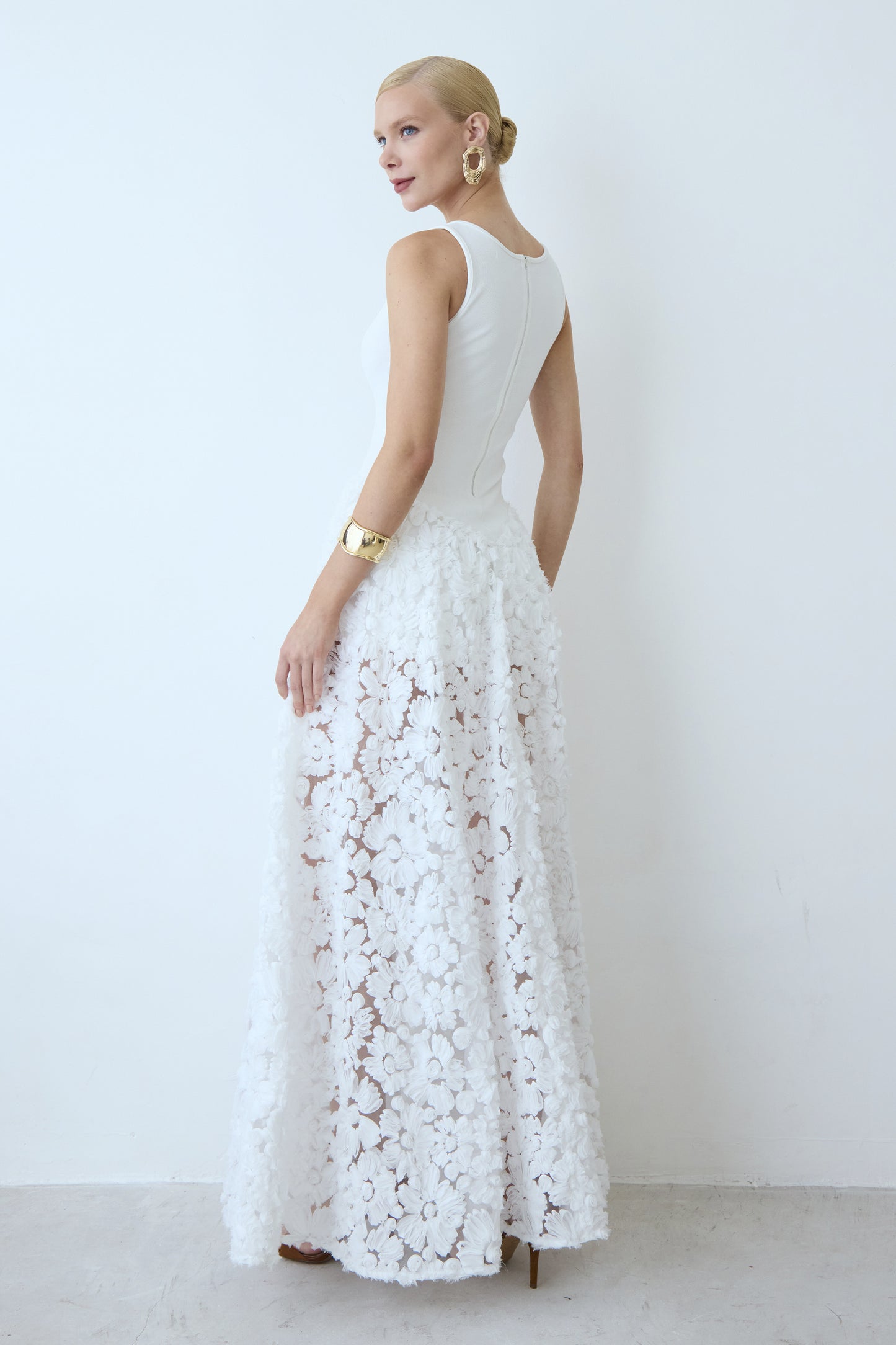 VESTIDO MIDI ESTRUTURADO EM TULE COM FENDA OFF WHITE