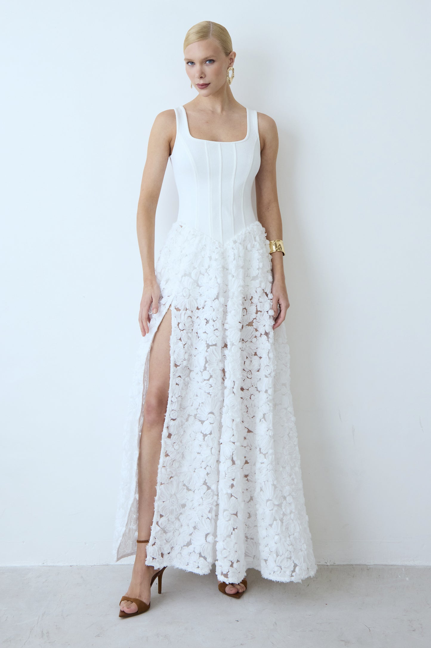 VESTIDO MIDI ESTRUTURADO EM TULE COM FENDA OFF WHITE