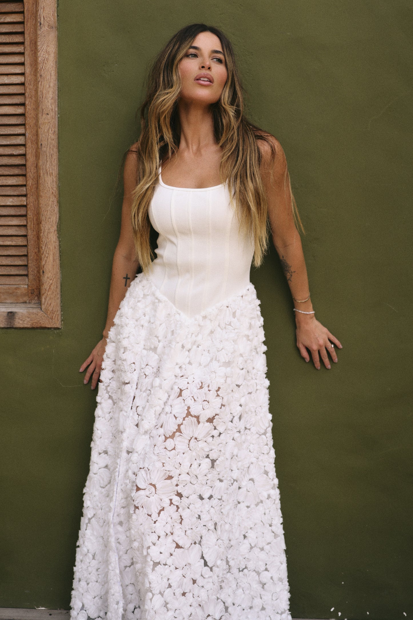 VESTIDO MIDI ESTRUTURADO EM TULE COM FENDA OFF WHITE