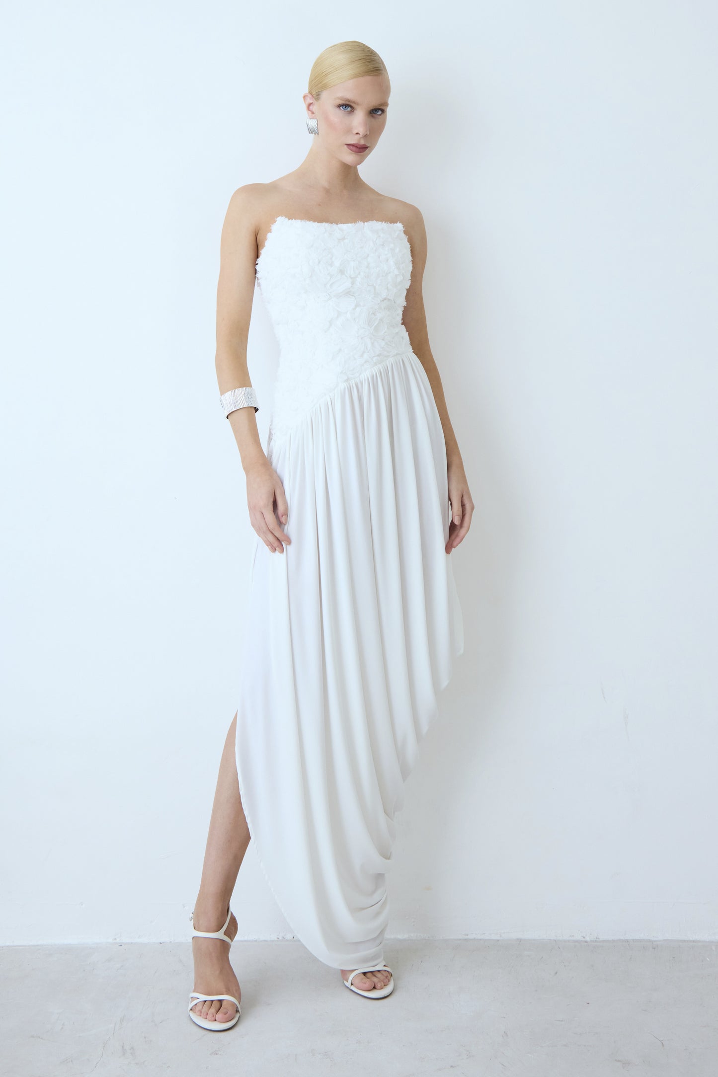 VESTIDO MIDI EM TULE E SAIA DEGAGÊ OFF WHITE