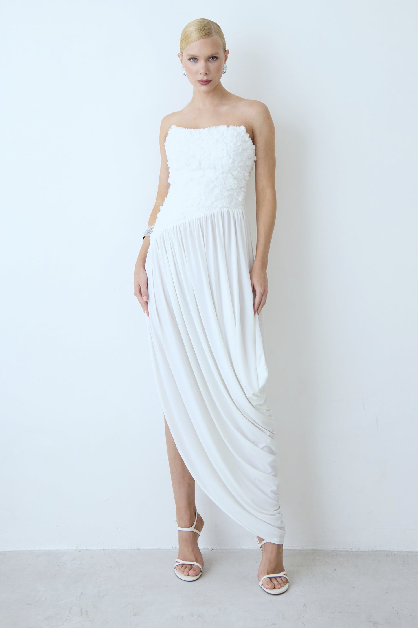 VESTIDO MIDI EM TULE E SAIA DEGAGÊ OFF WHITE