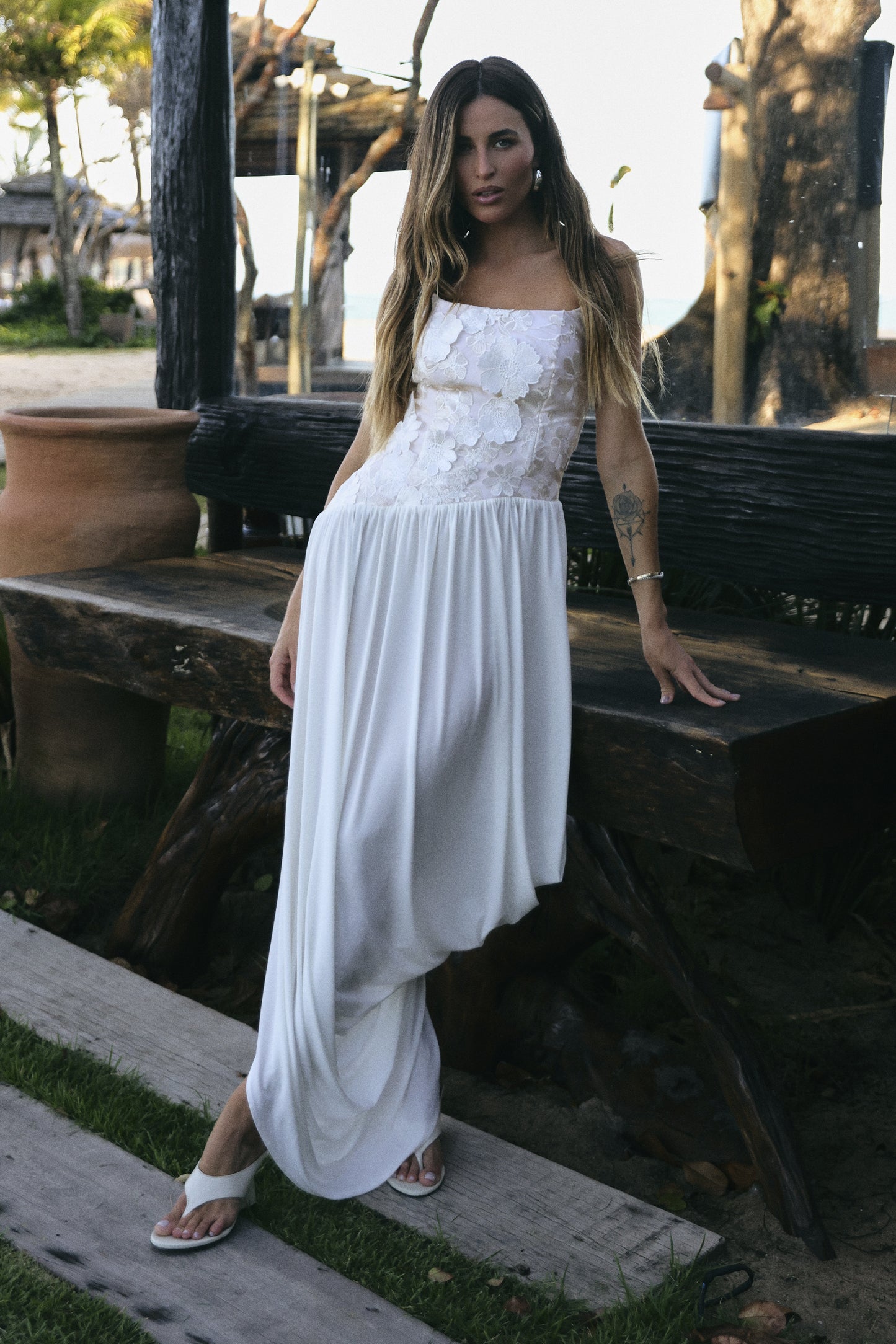 VESTIDO MIDI EM TULE BORDADO E SAIA DEGAGÊ OFF WHITE