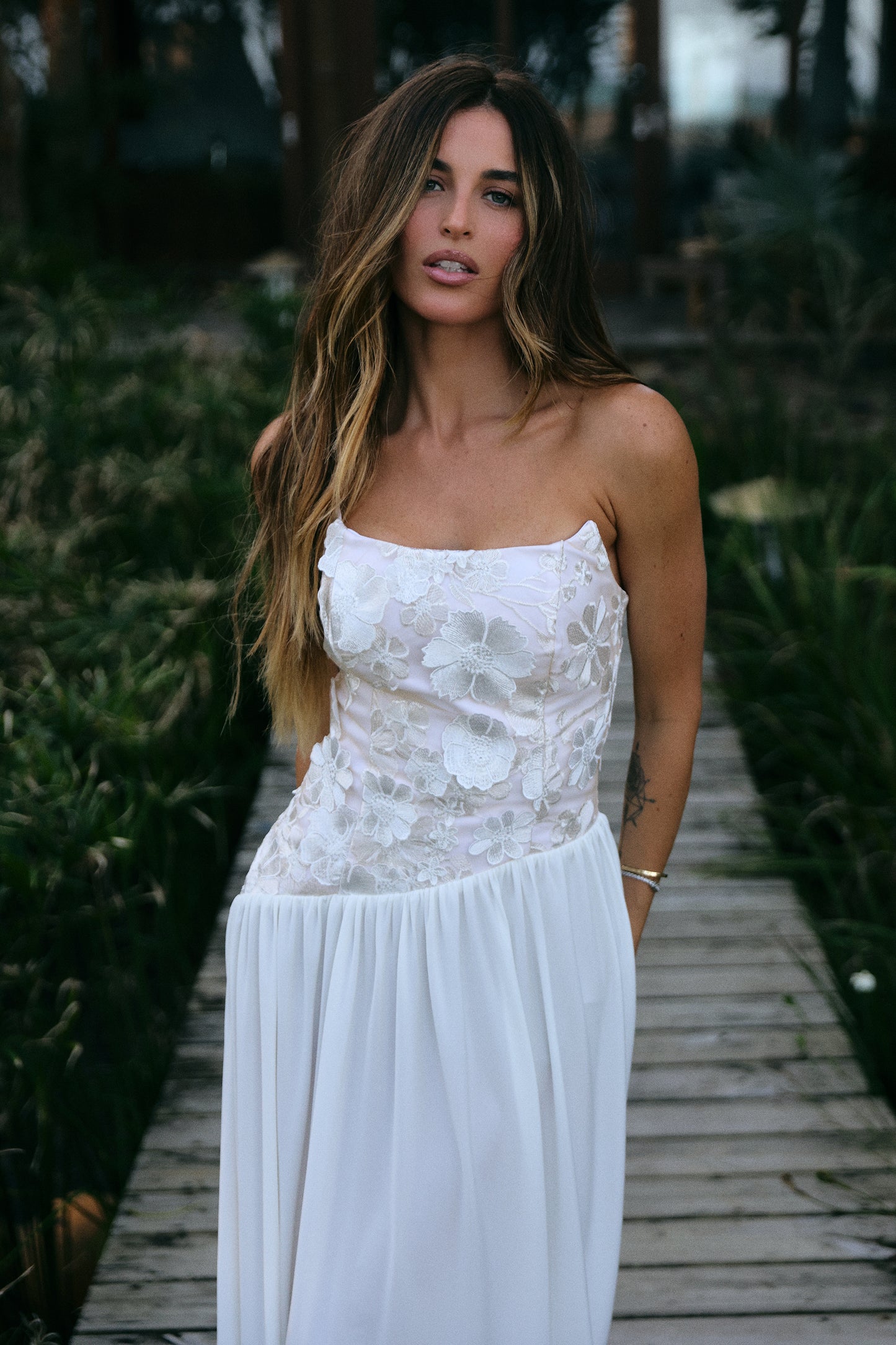 VESTIDO MIDI EM TULE BORDADO E SAIA DEGAGÊ OFF WHITE