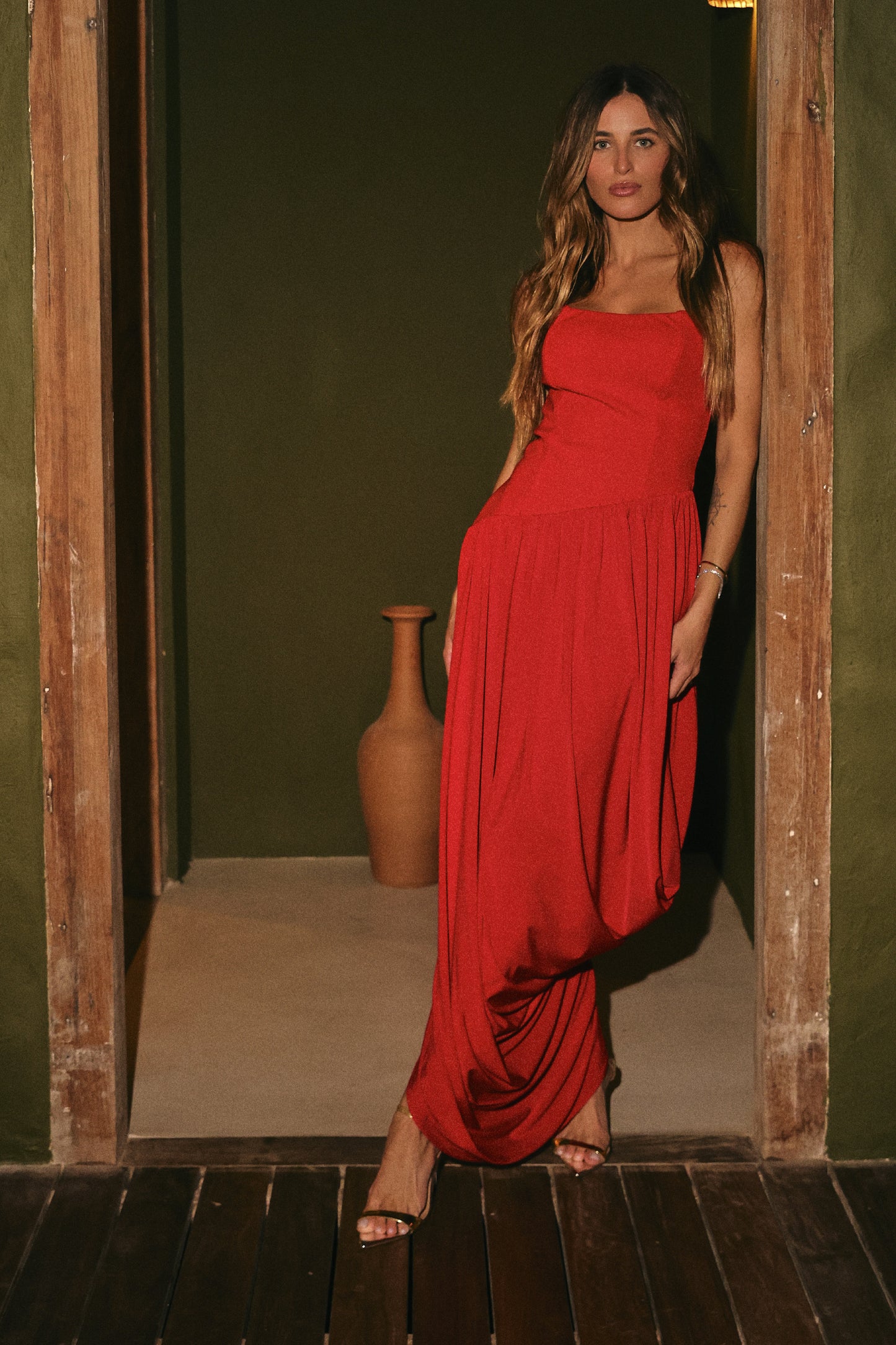 VESTIDO MIDI RECORTE DIAGONAL CINTURA BARRA BALONE VERMELHO