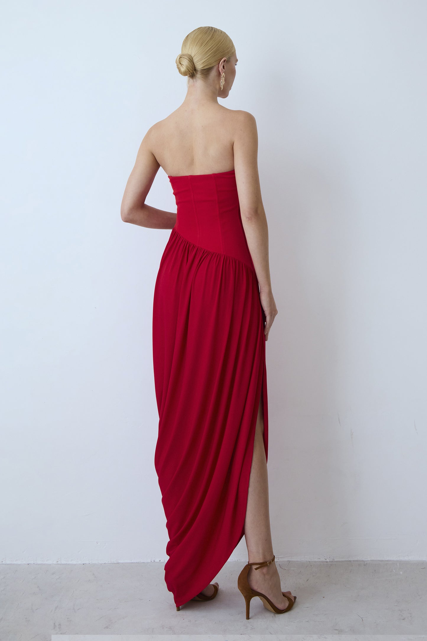 VESTIDO MIDI RECORTE DIAGONAL CINTURA BARRA BALONE VERMELHO
