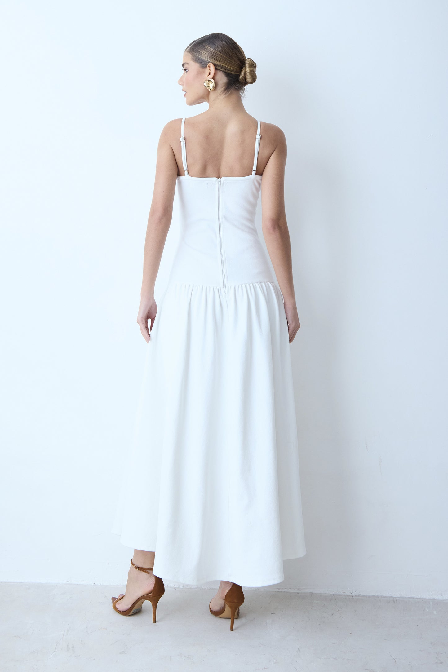 VESTIDO MIDI ALONGADO CORPO ACINTURADO BARRA AMPLA OFF WHITE