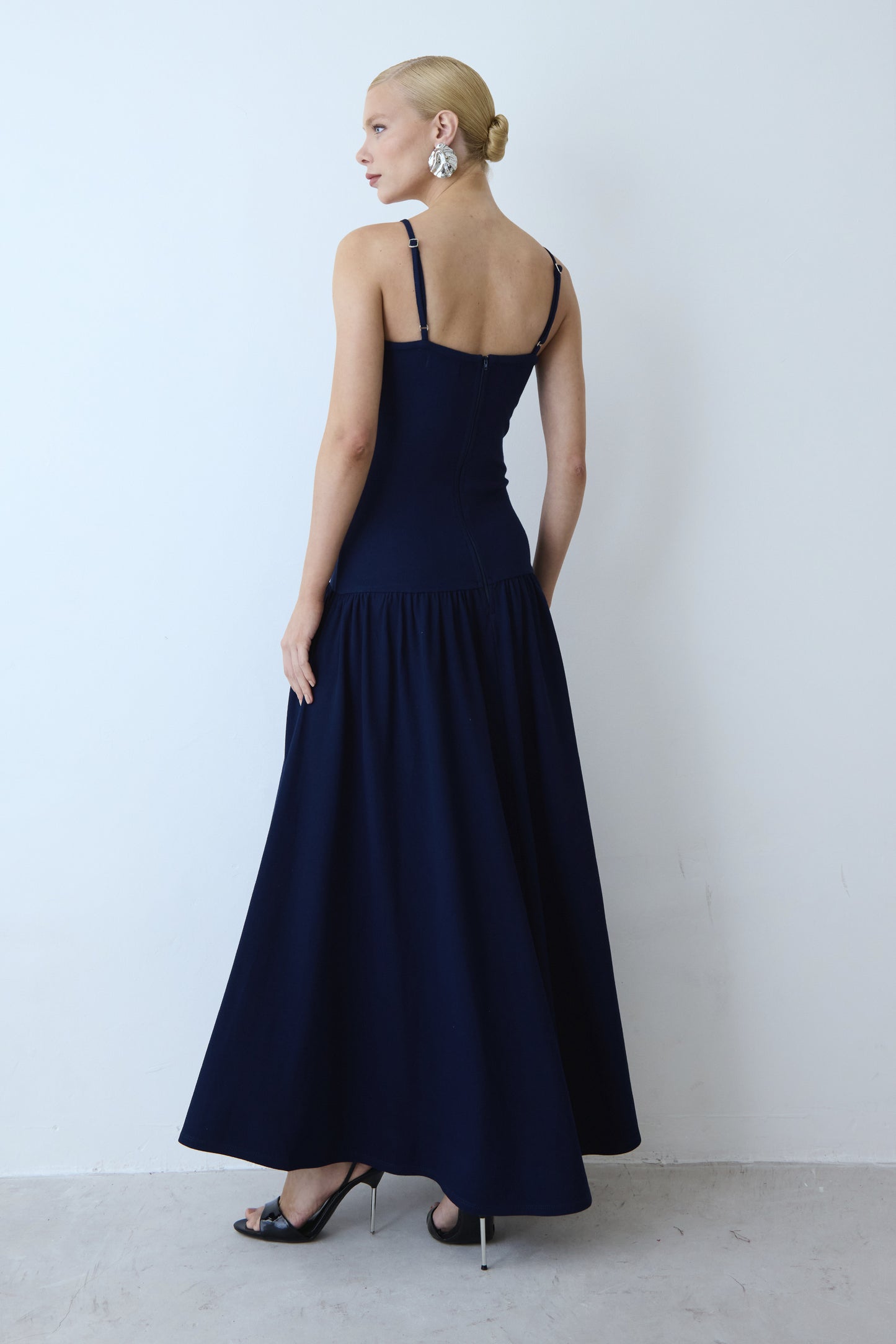 VESTIDO MIDI ALONGADO CORPO ACINTURADO BARRA AMPLA AZUL MARINHO