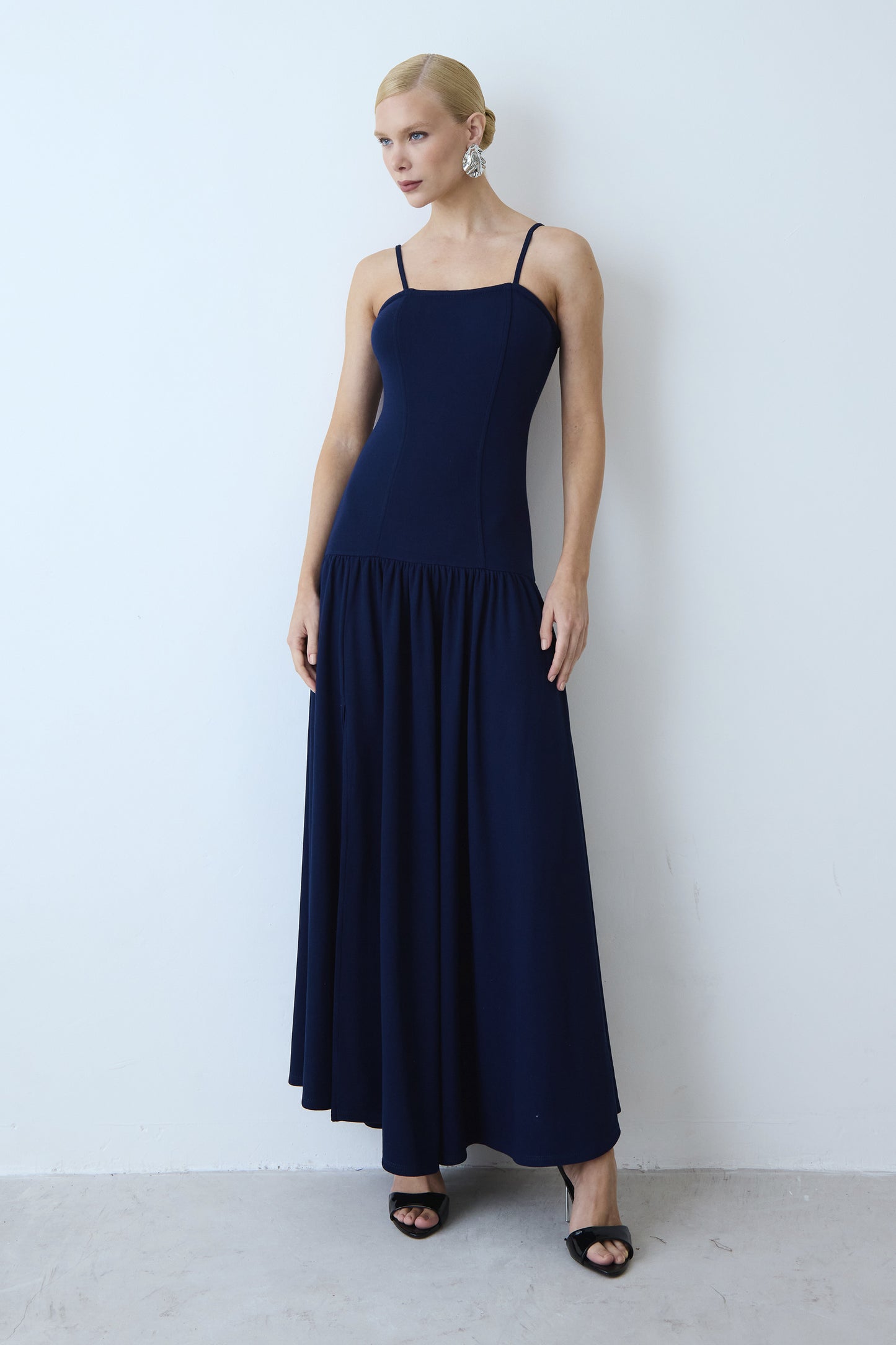 VESTIDO MIDI ALONGADO CORPO ACINTURADO BARRA AMPLA AZUL MARINHO