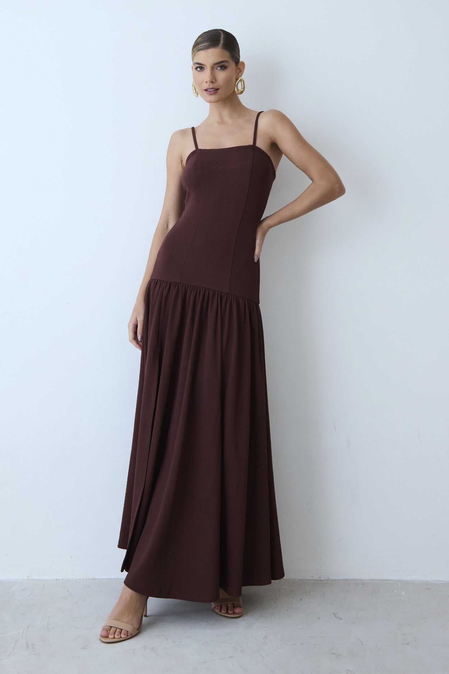 VESTIDO MIDI ALONGADO CORPO ACINTURADO BARRA AMPLA MARROM ESCURO