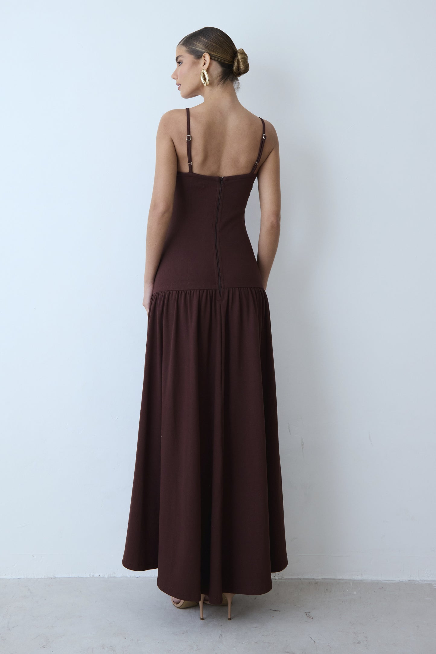 VESTIDO MIDI ALONGADO CORPO ACINTURADO BARRA AMPLA MARROM ESCURO