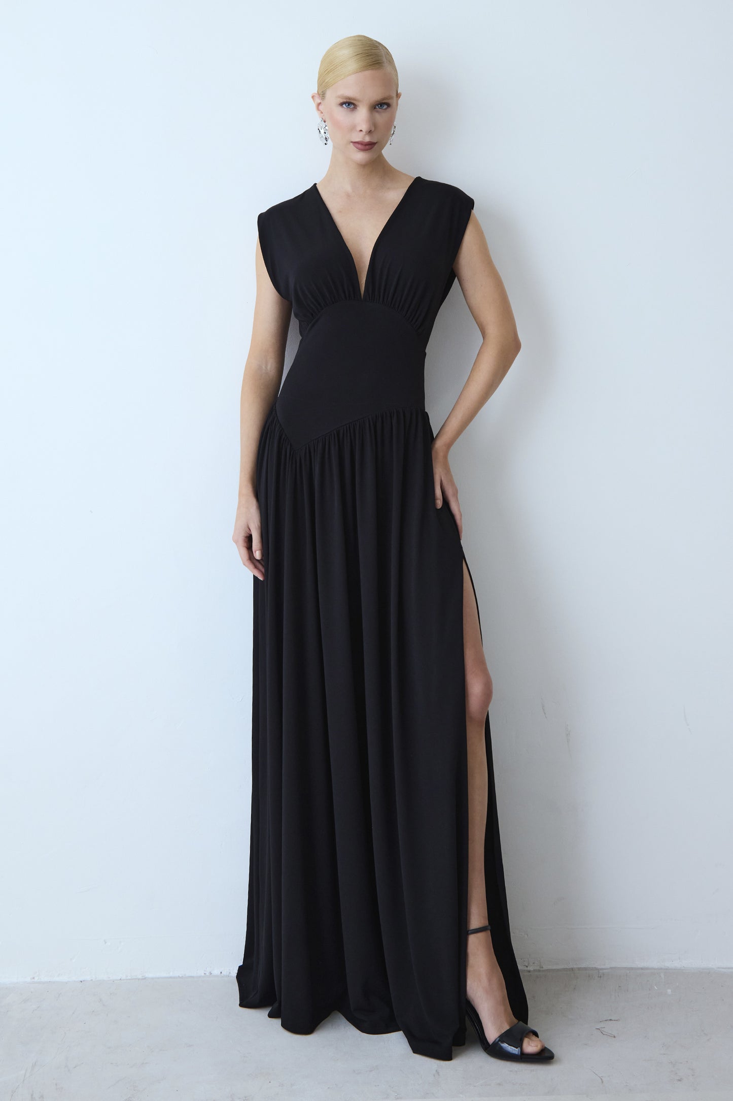 VESTIDO LONGO ACINTURADO DECOTE V PROFUNDO BARRA FLUIDA PRETO