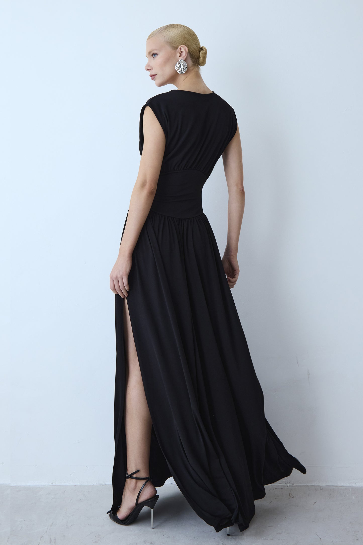 VESTIDO LONGO ACINTURADO DECOTE V PROFUNDO BARRA FLUIDA PRETO