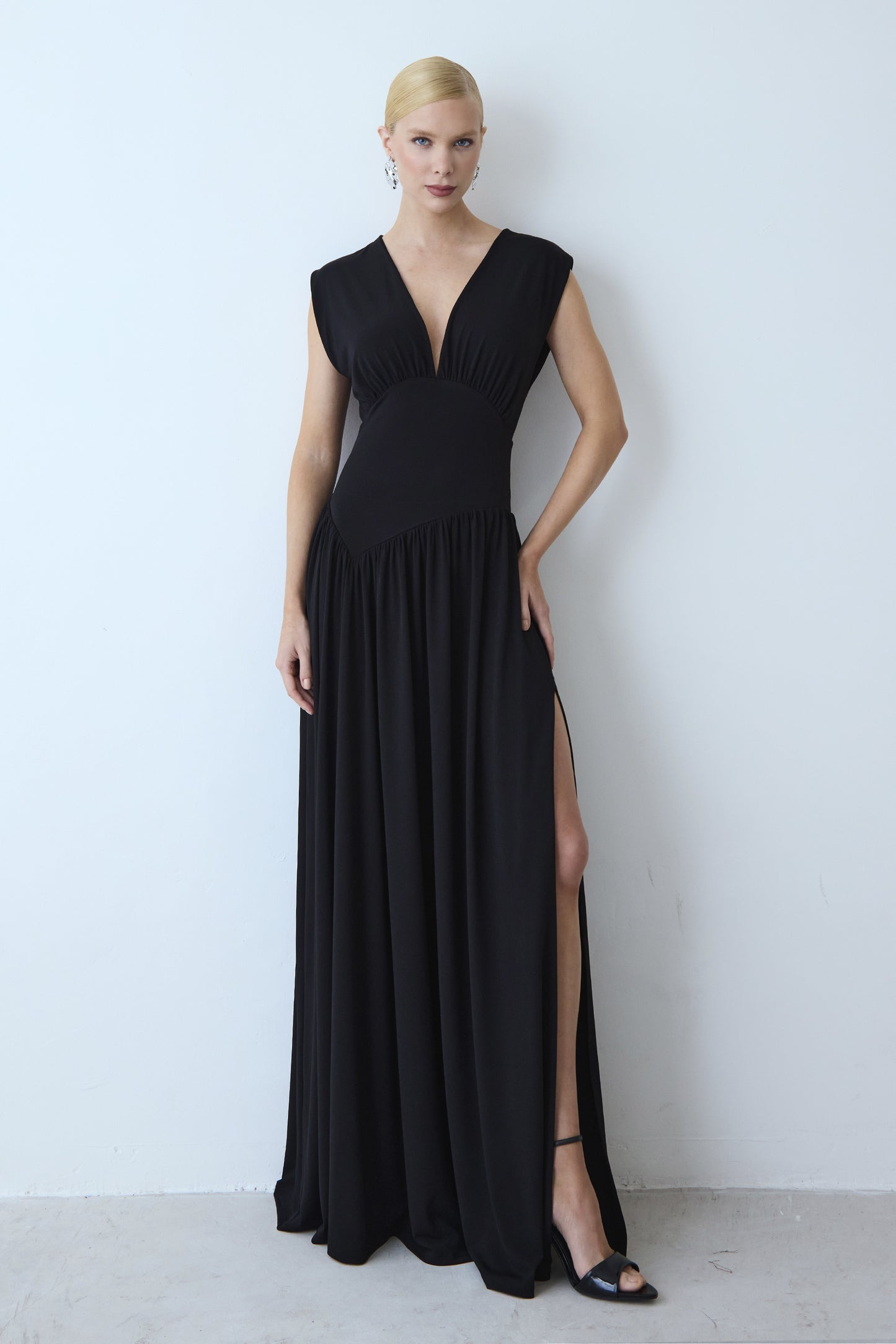 VESTIDO LONGO ACINTURADO DECOTE V PROFUNDO BARRA FLUIDA PRETO